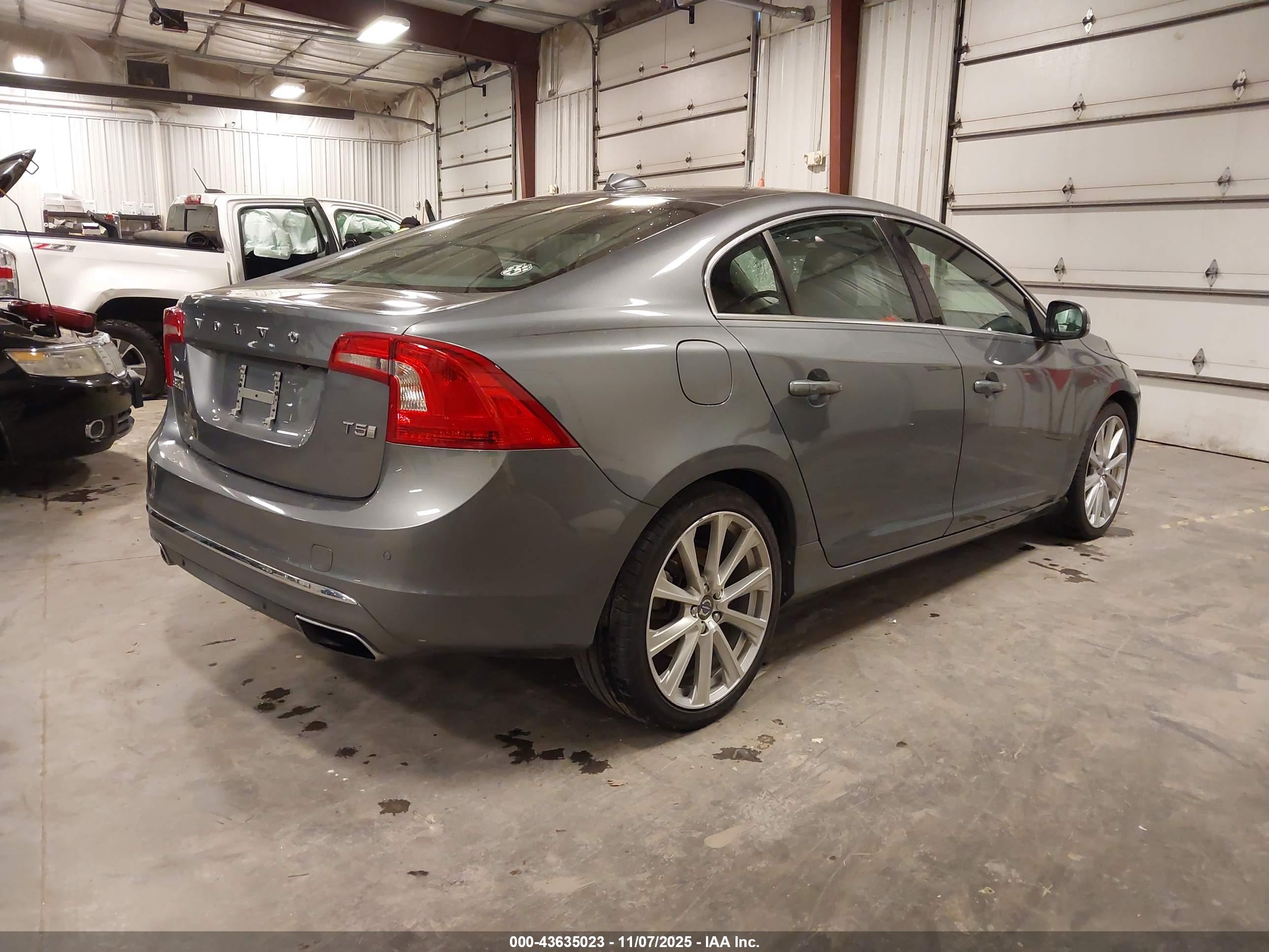 VOLVO S60 image 4