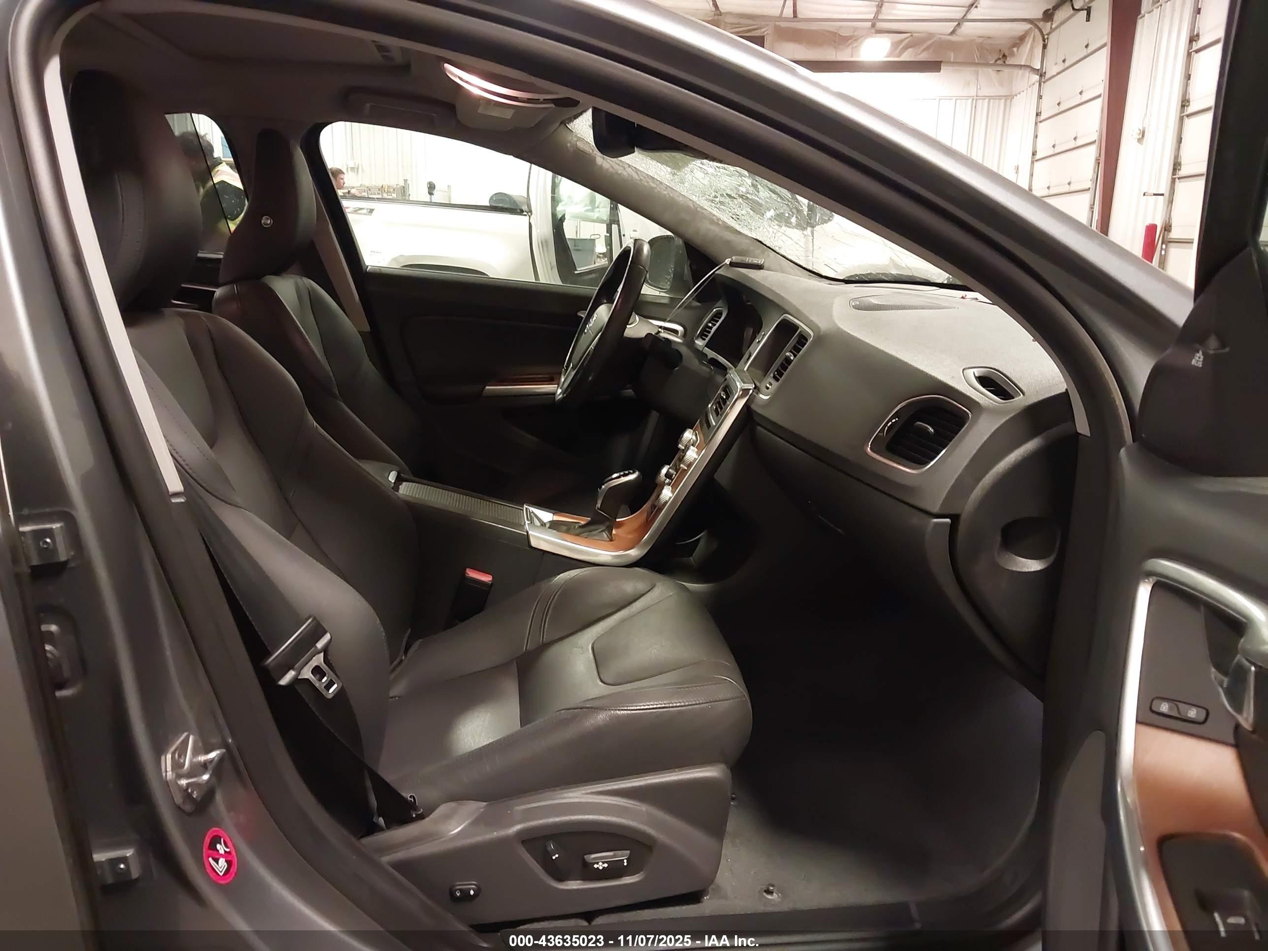 VOLVO S60 image 5