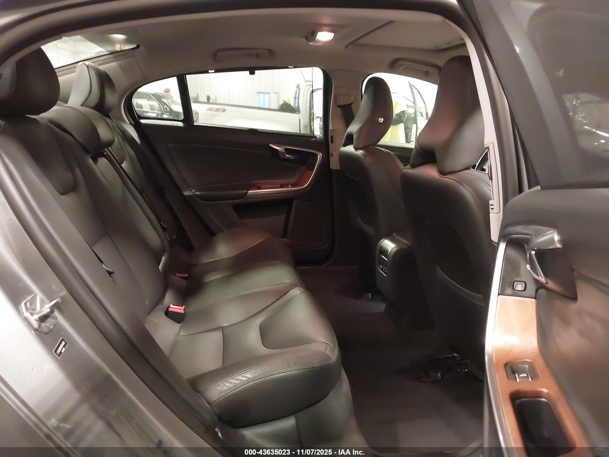 VOLVO S60 image 8
