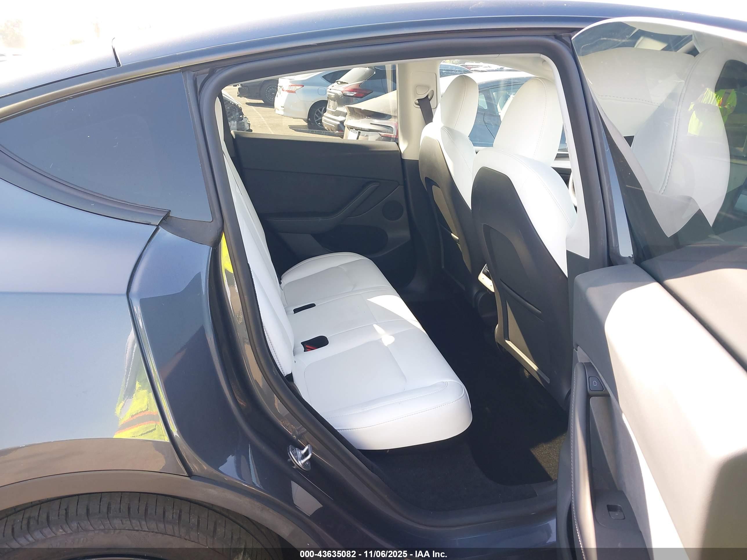 TESLA MODEL image 8