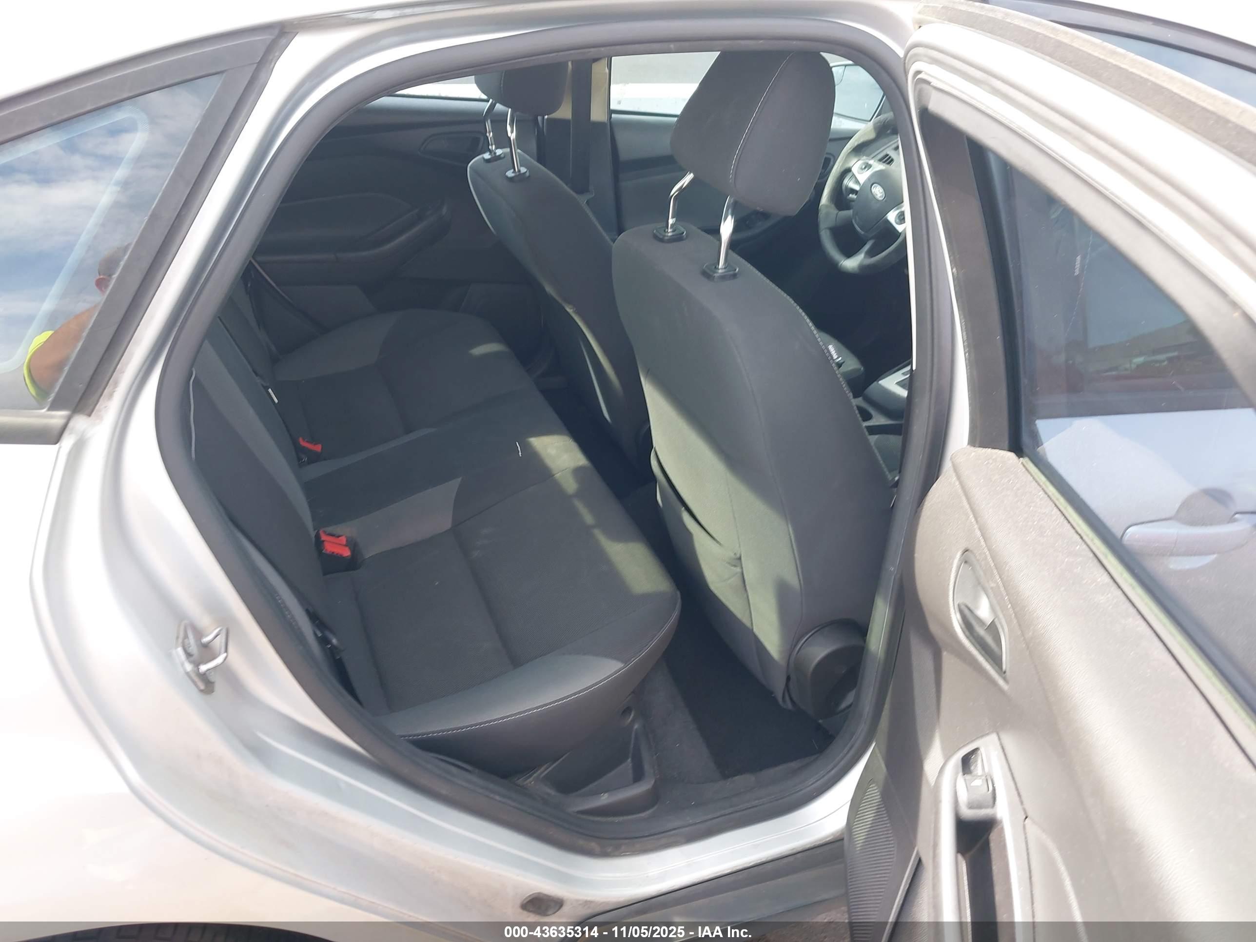 FORD FOCUS image 8