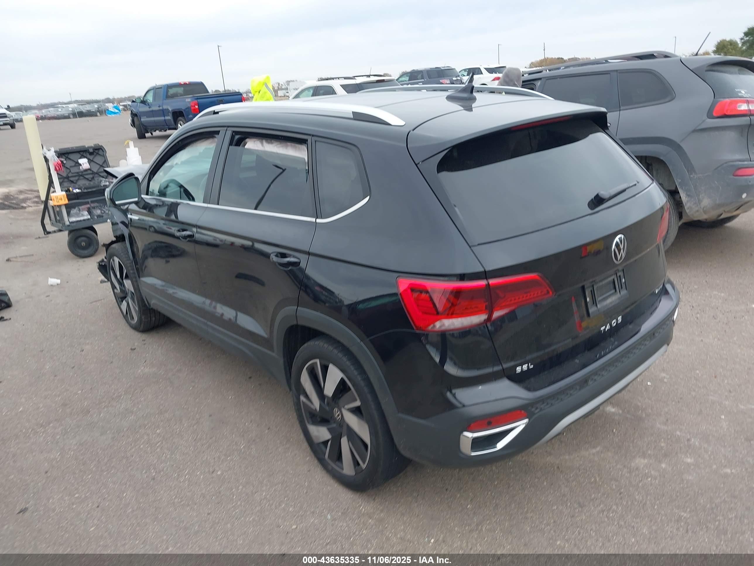 VOLKSWAGEN TAOS image 3