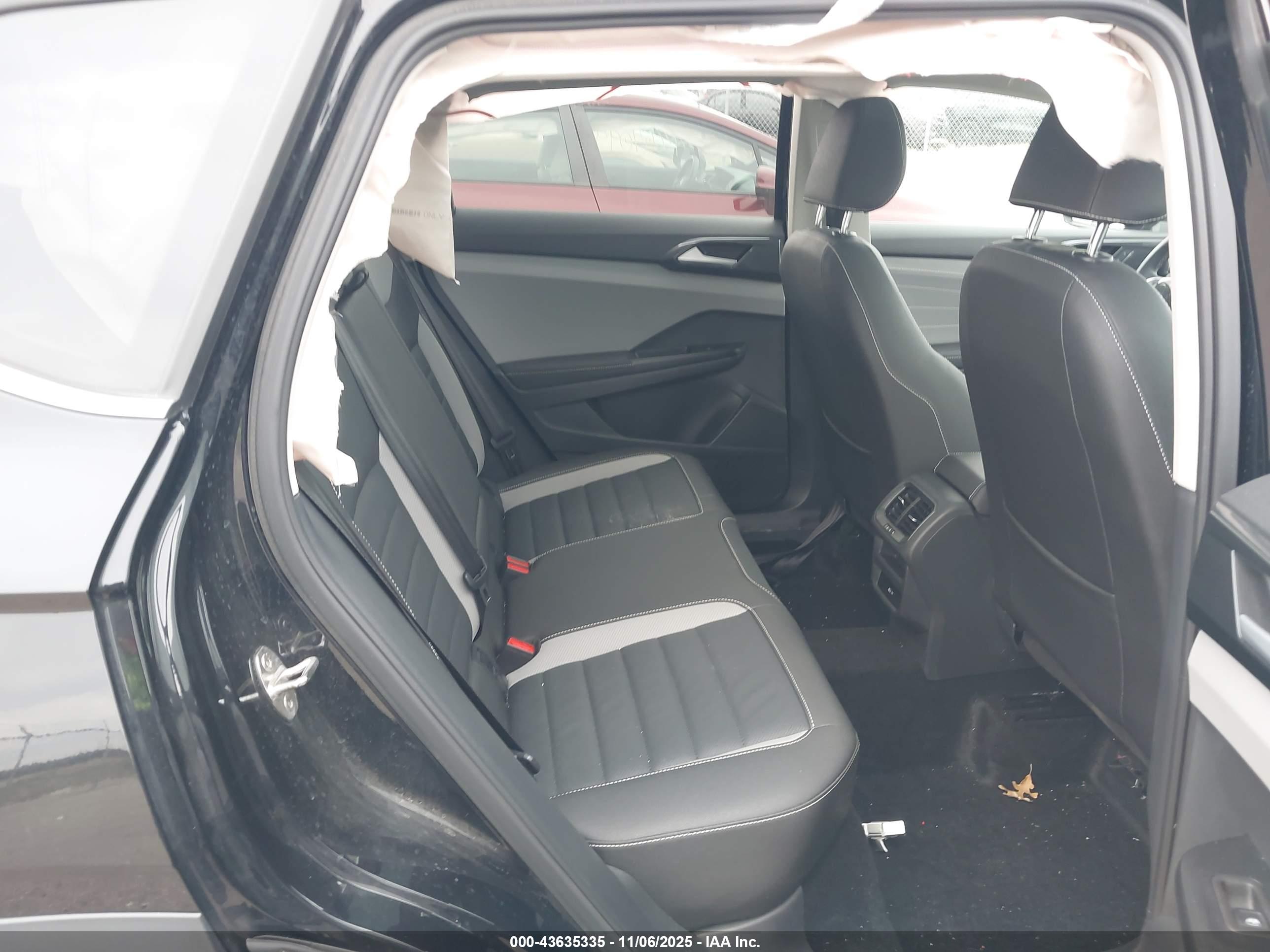 VOLKSWAGEN TAOS image 8