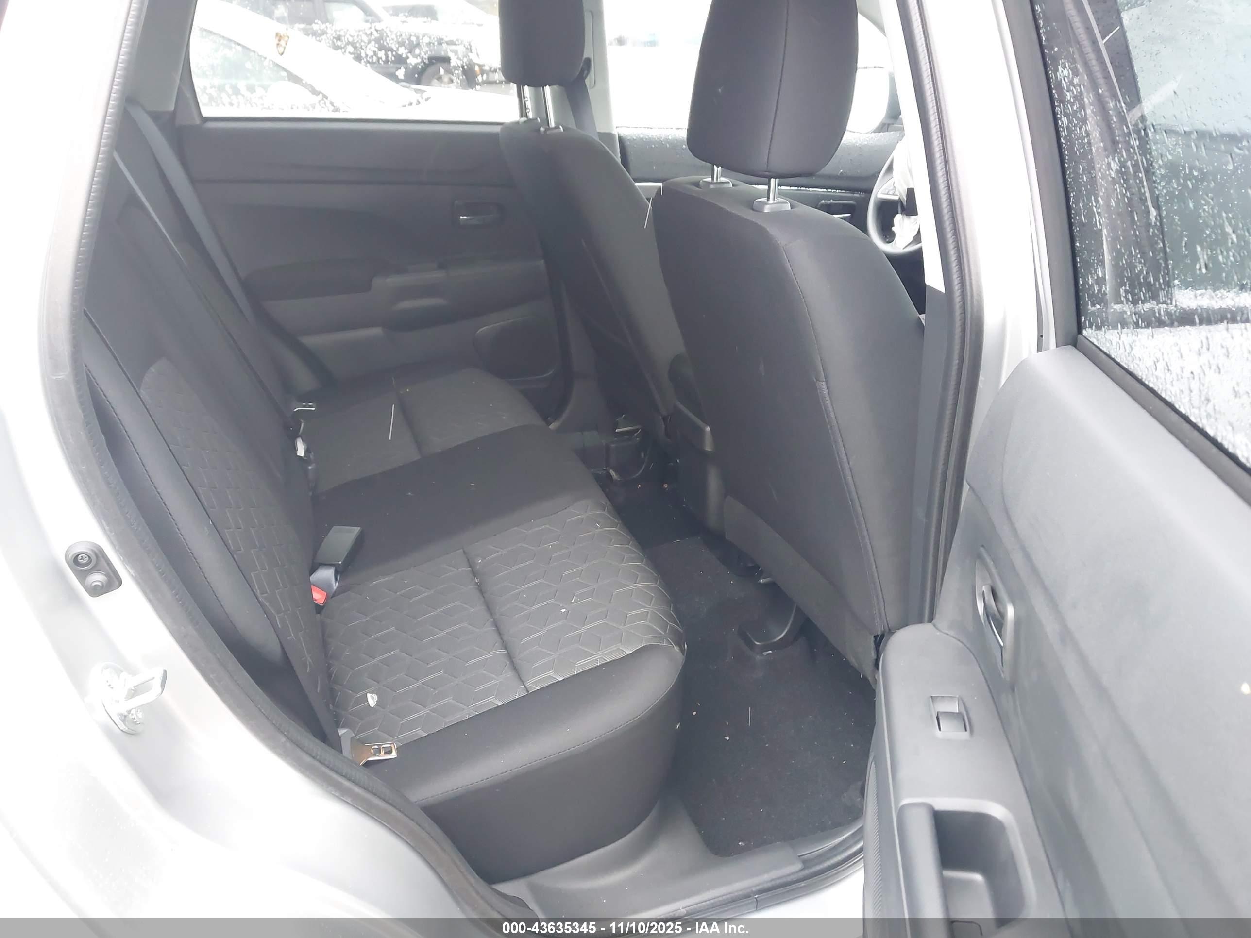 MITSUBISHI OUTLANDER image 8