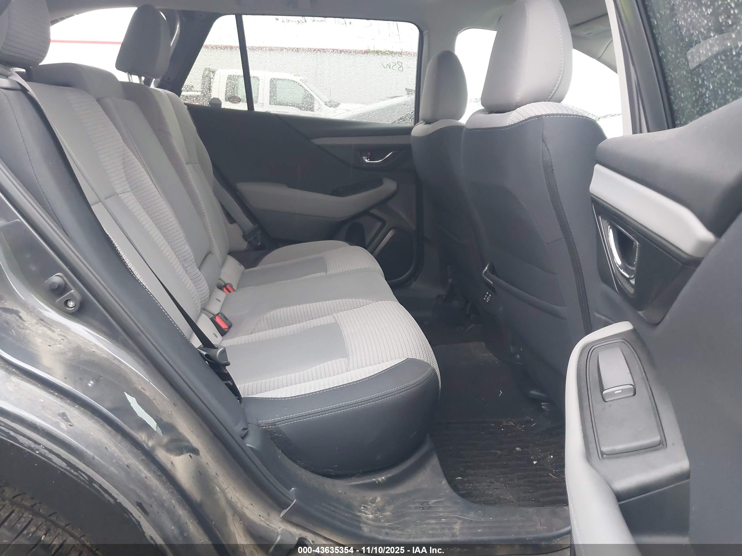 SUBARU OUTBACK image 8