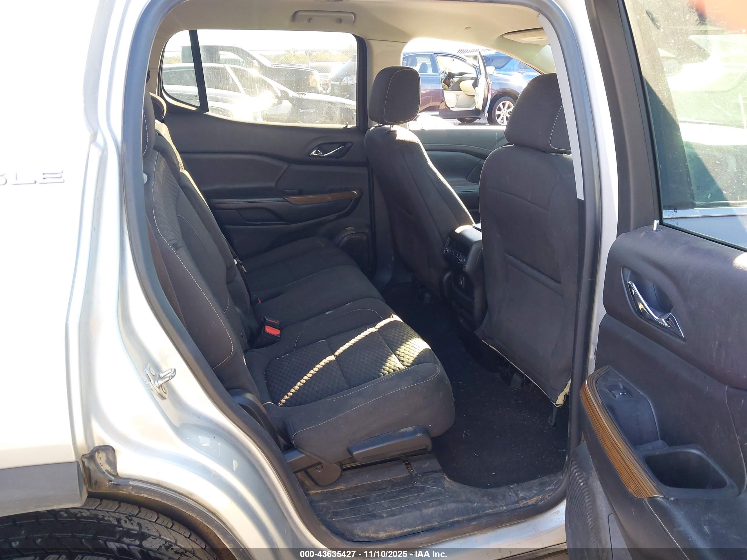 GMC ACADIA image 8