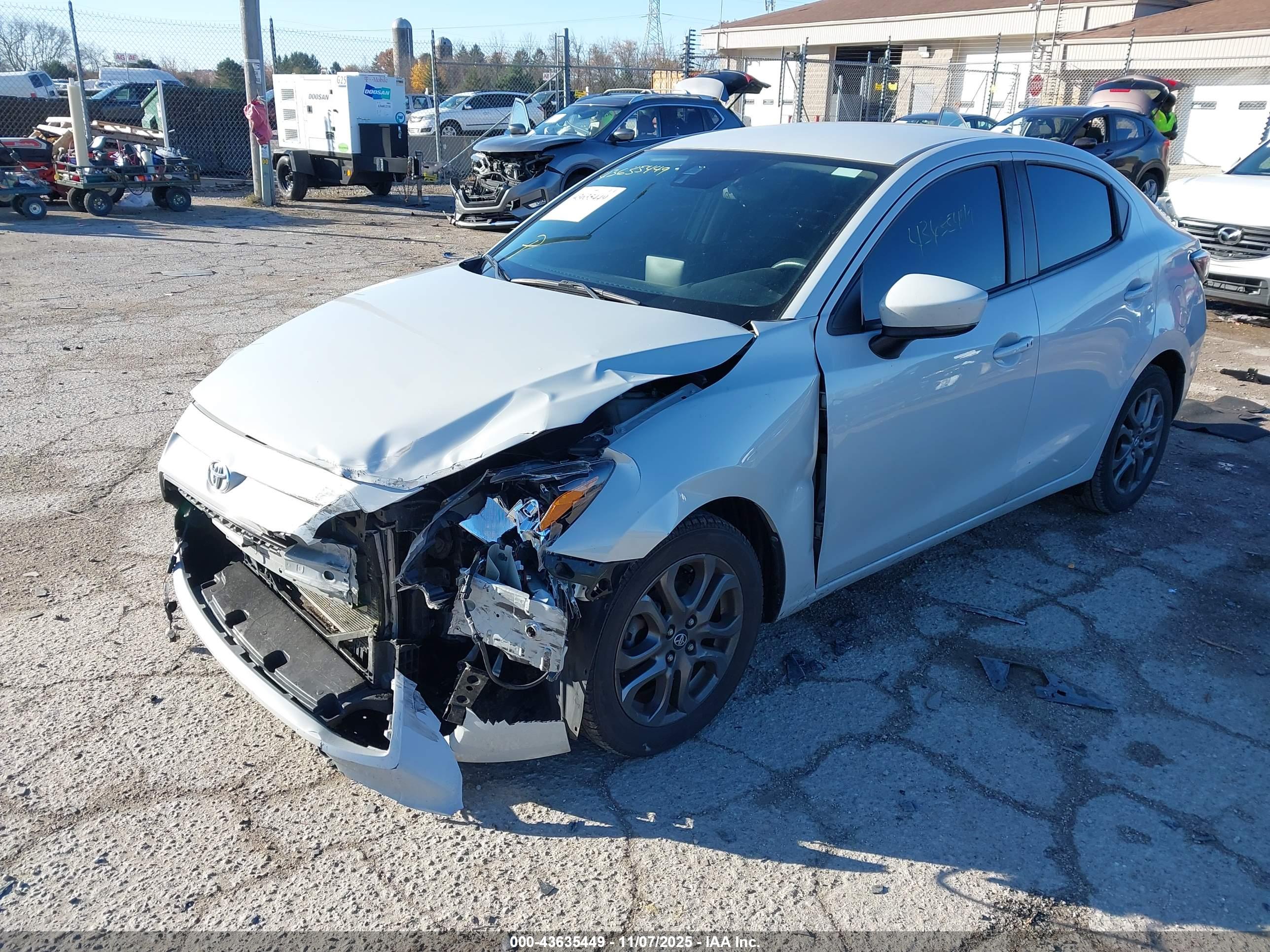 TOYOTA YARIS image 2