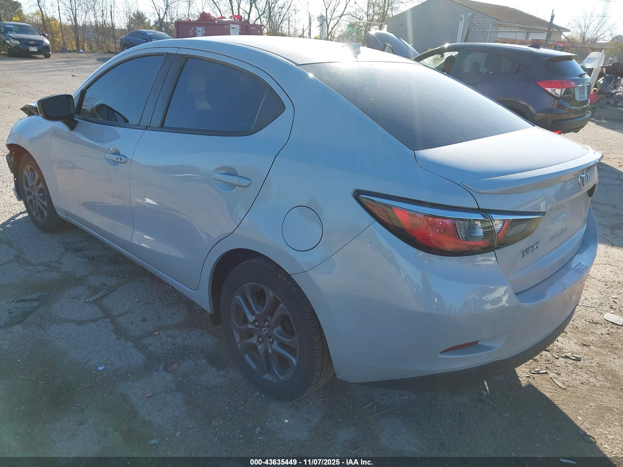 TOYOTA YARIS image 3