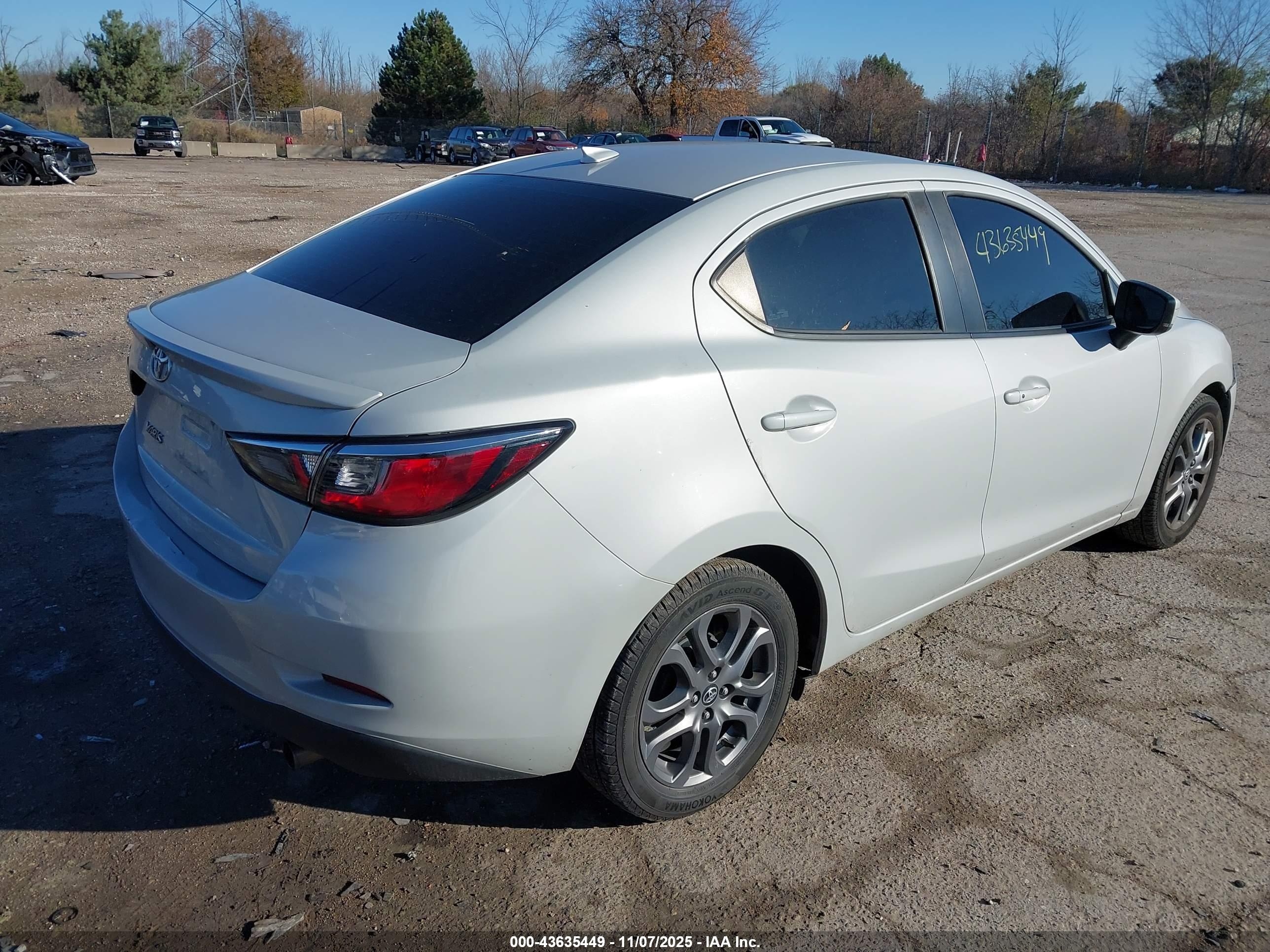 TOYOTA YARIS image 4