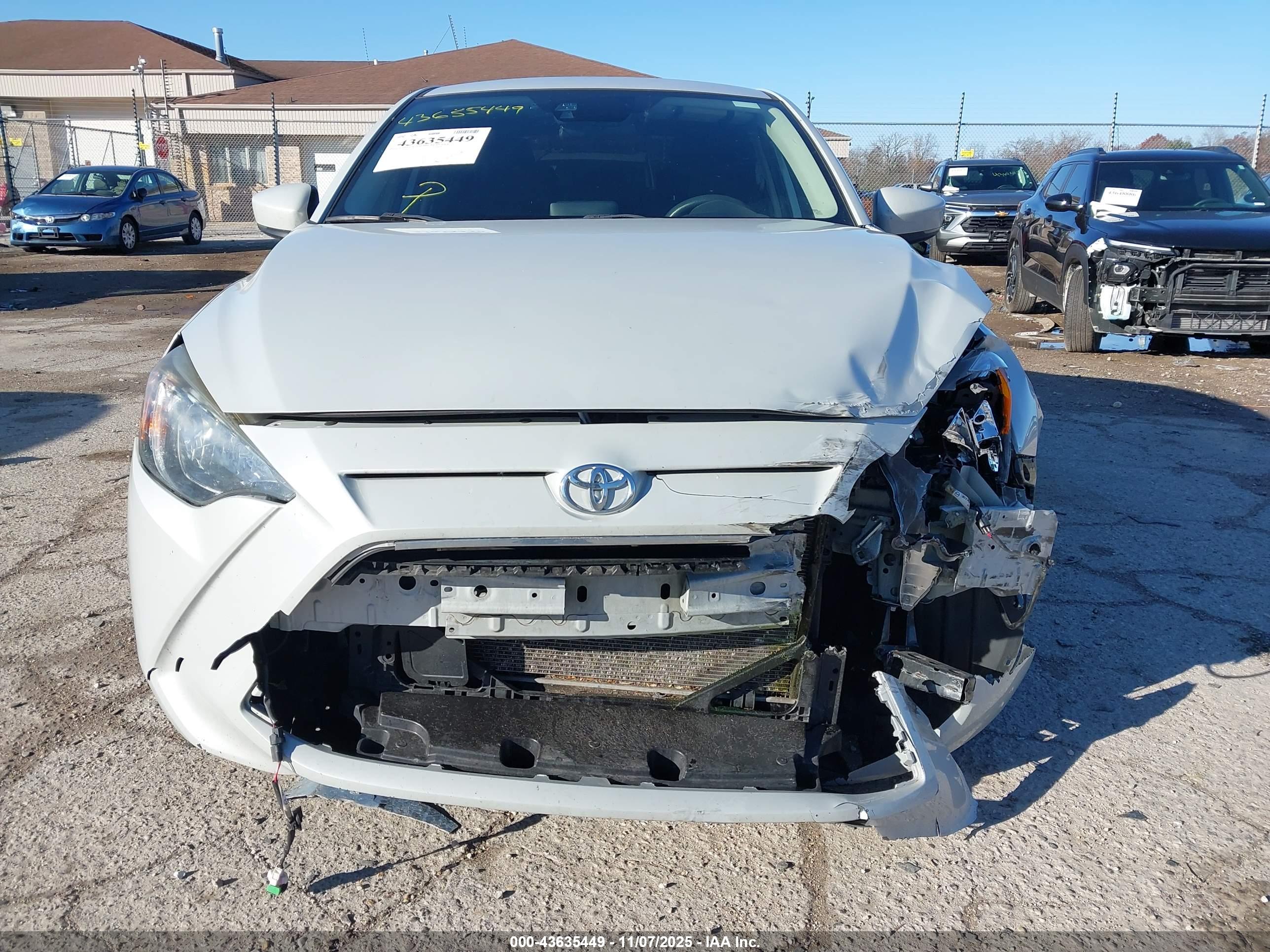 TOYOTA YARIS image 6