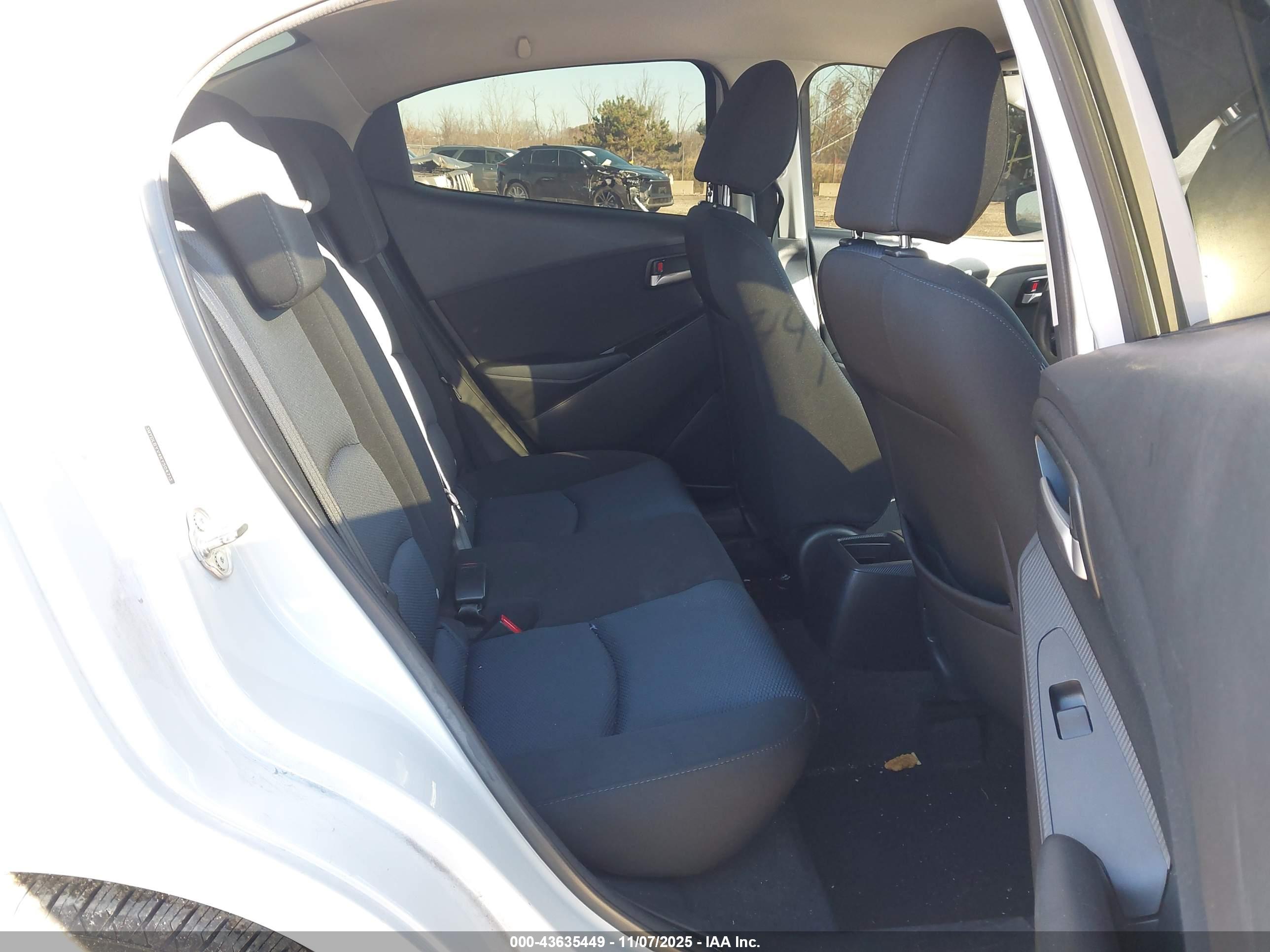 TOYOTA YARIS image 8