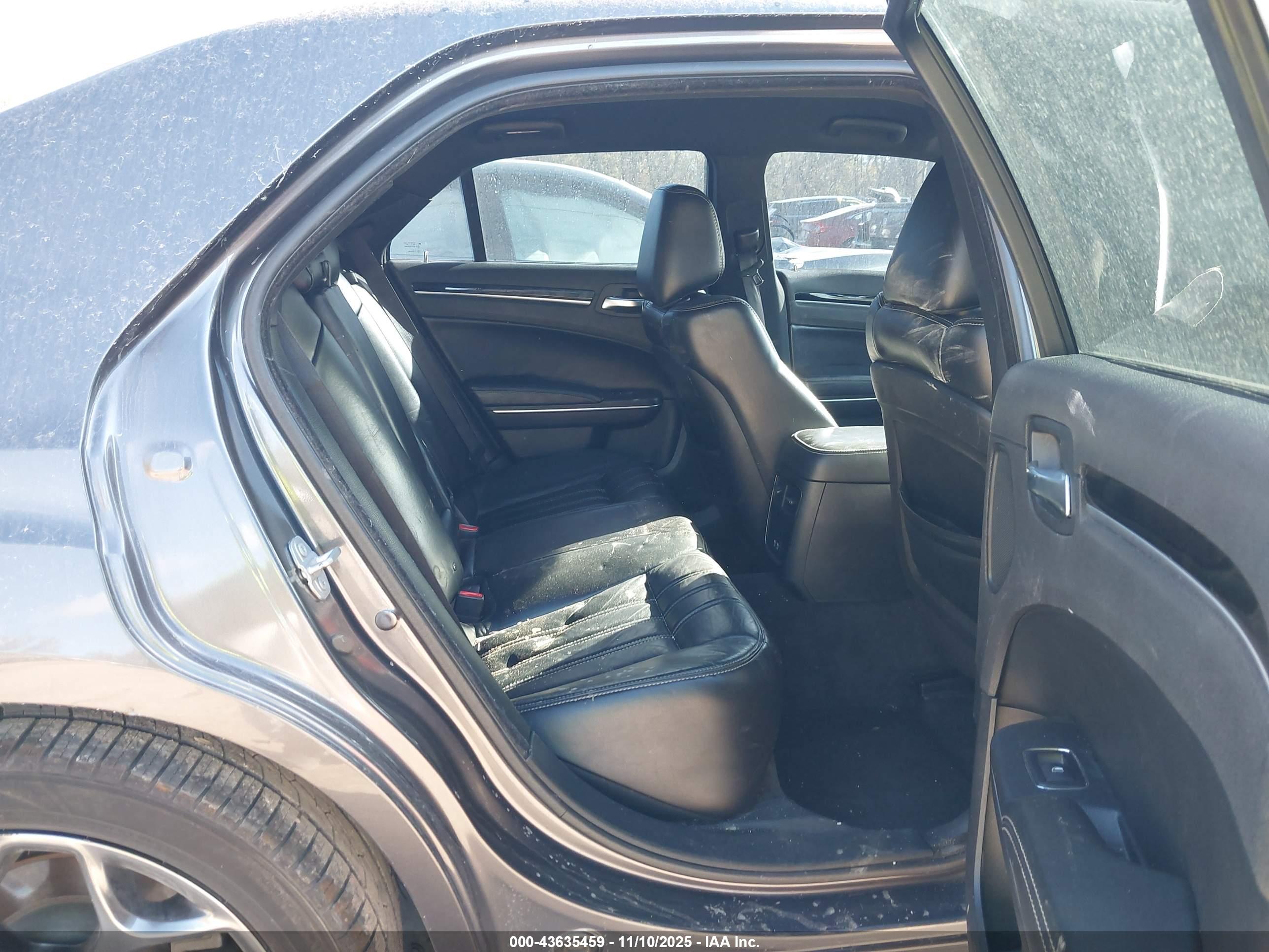 CHRYSLER 300 image 8