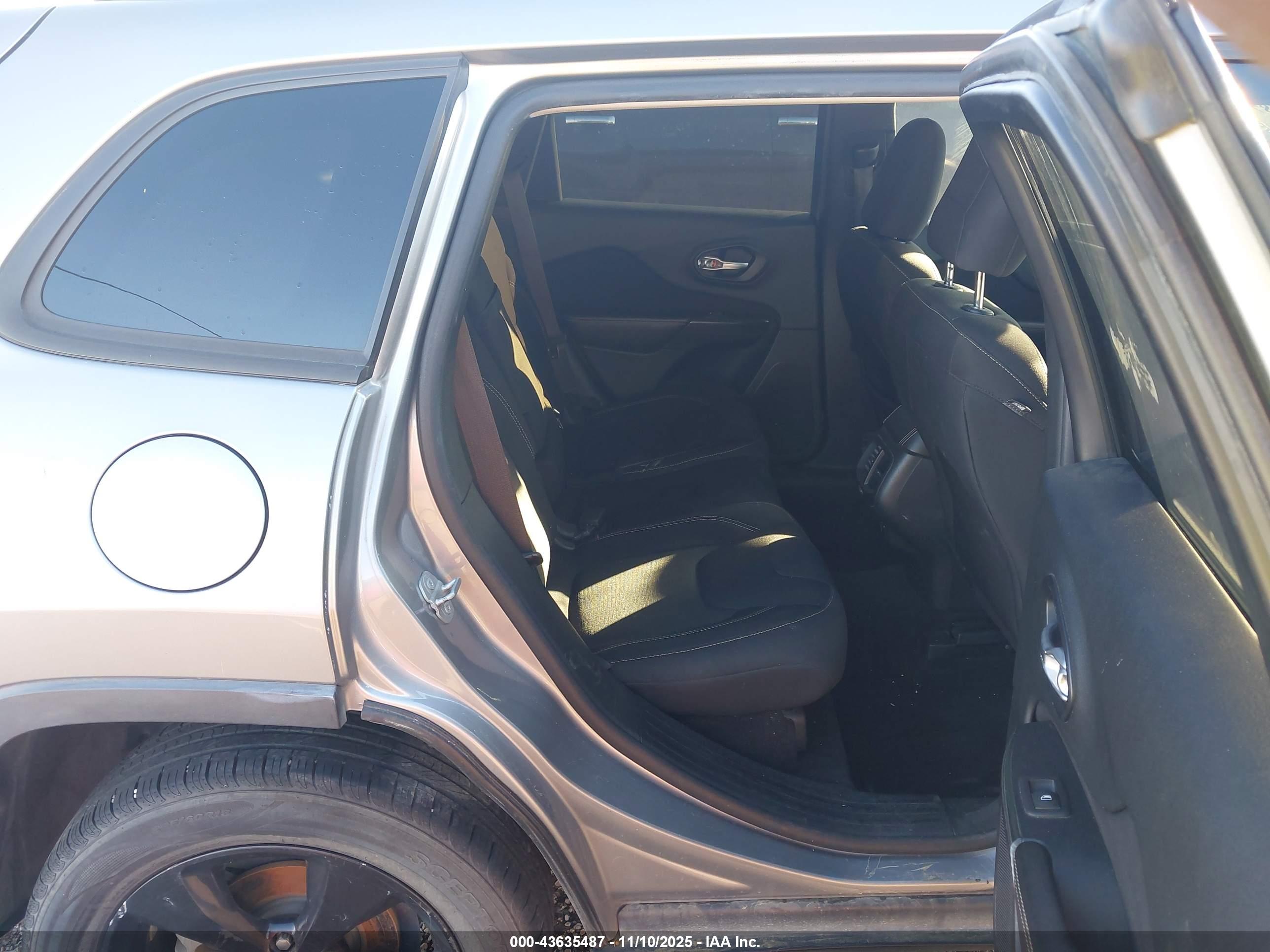JEEP CHEROKEE image 8