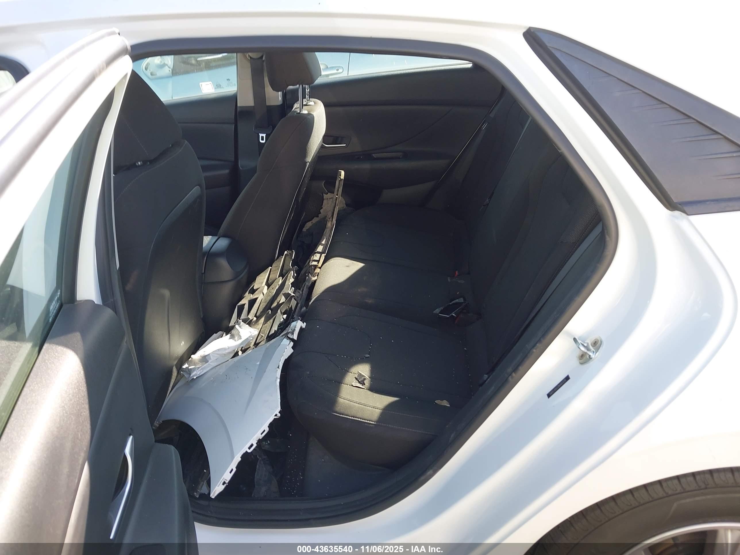 HYUNDAI ELANTRA image 8