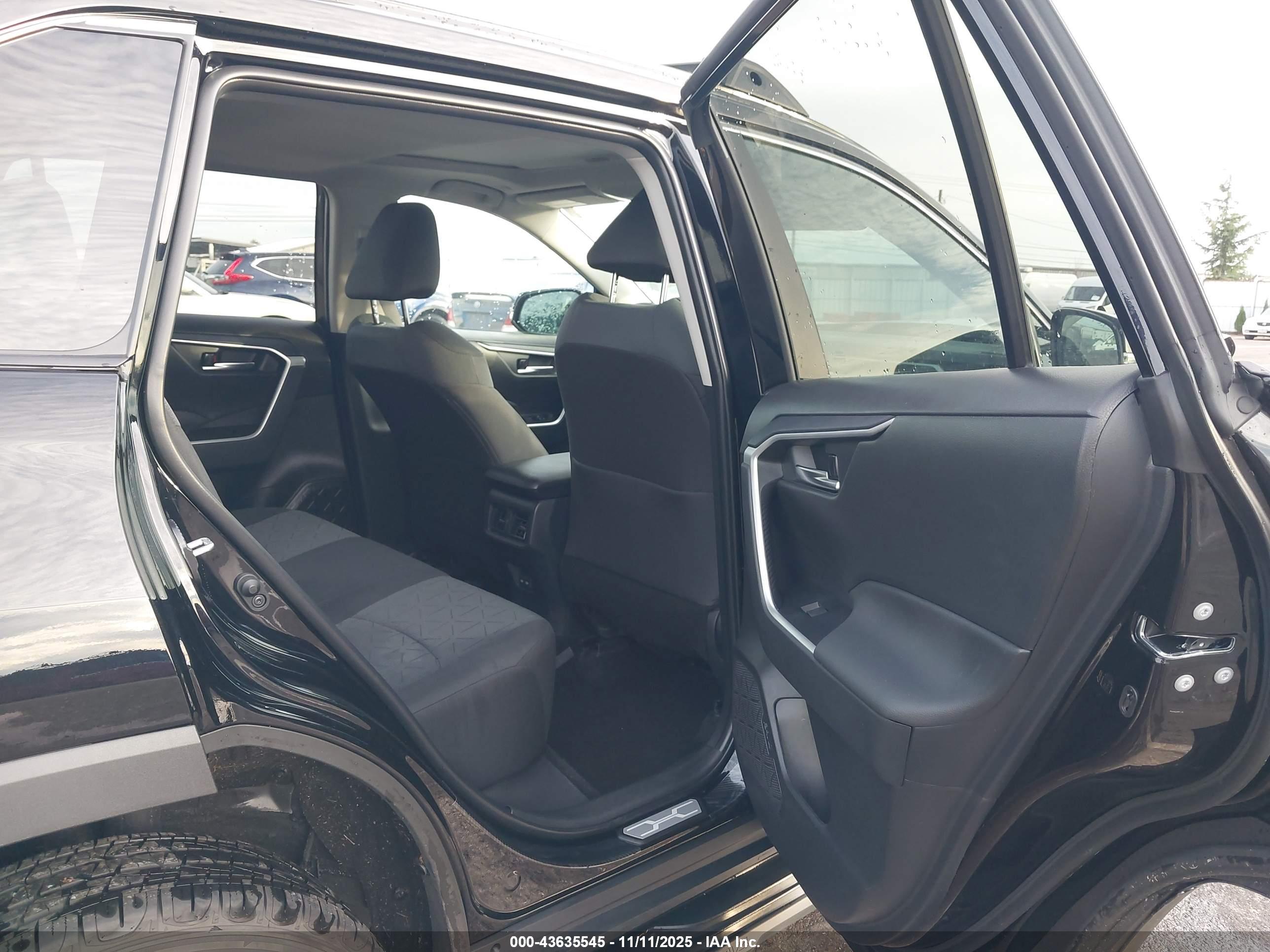 TOYOTA RAV4 image 8