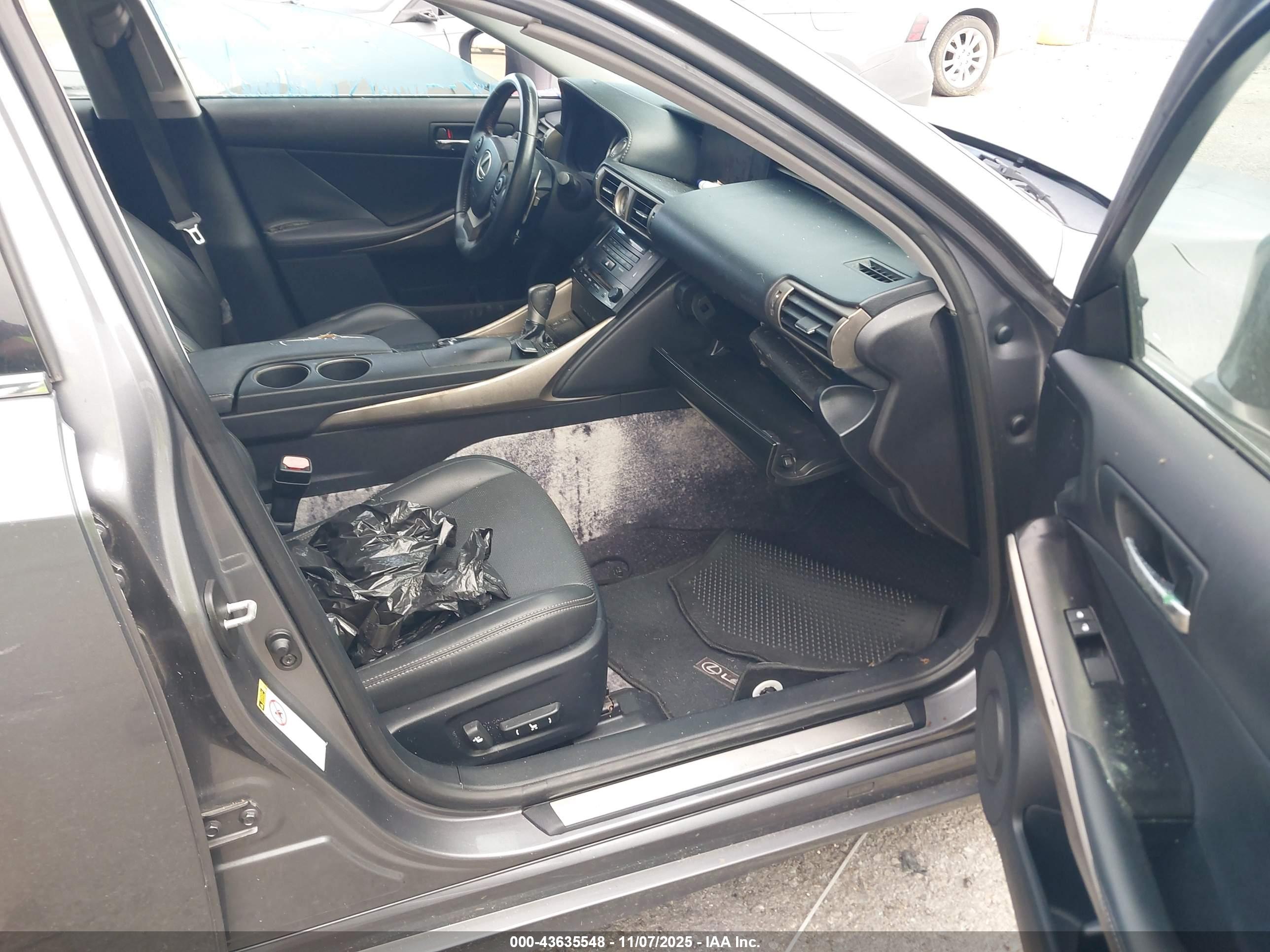 LEXUS IS image 5
