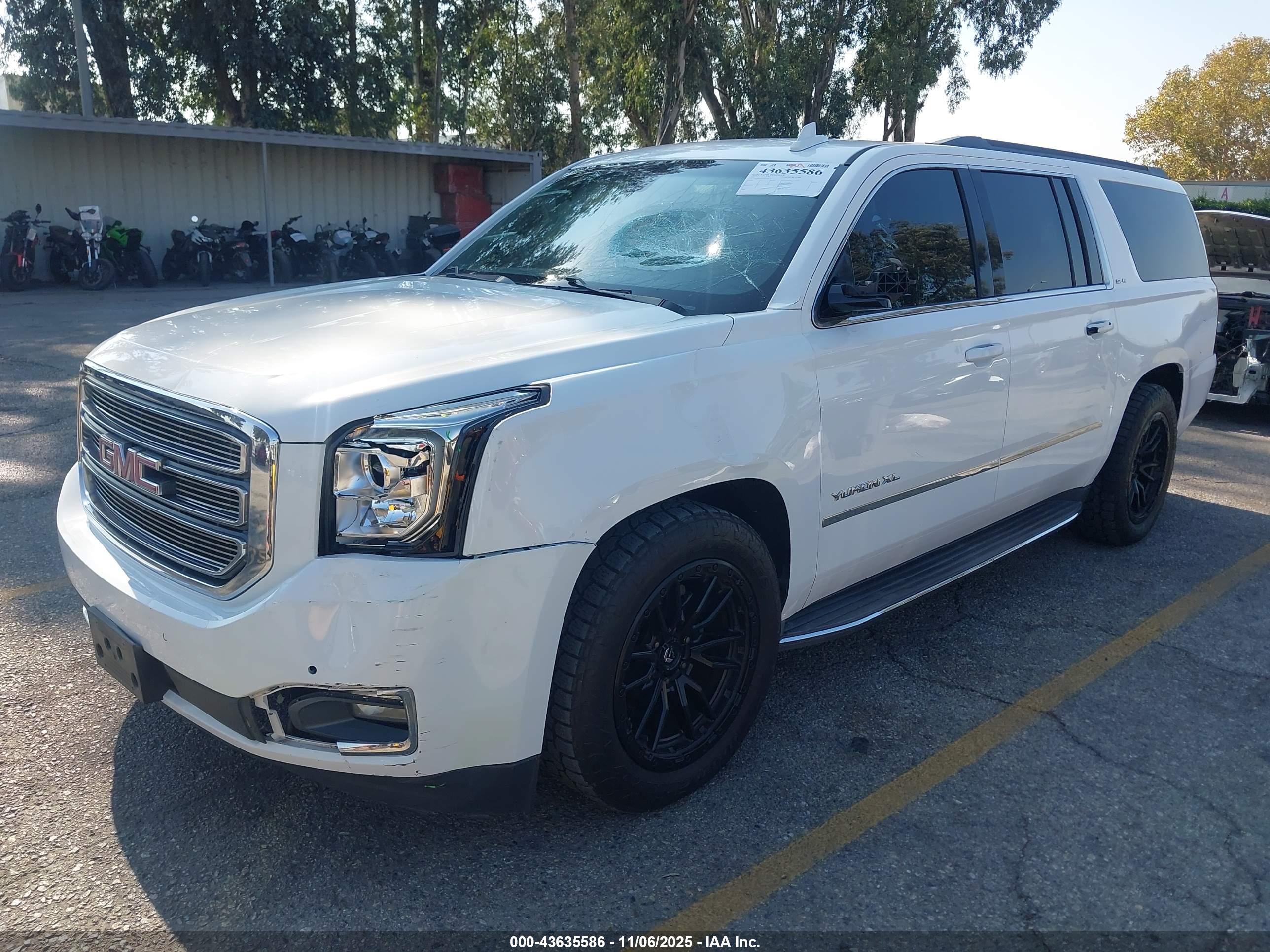 GMC YUKON image 2