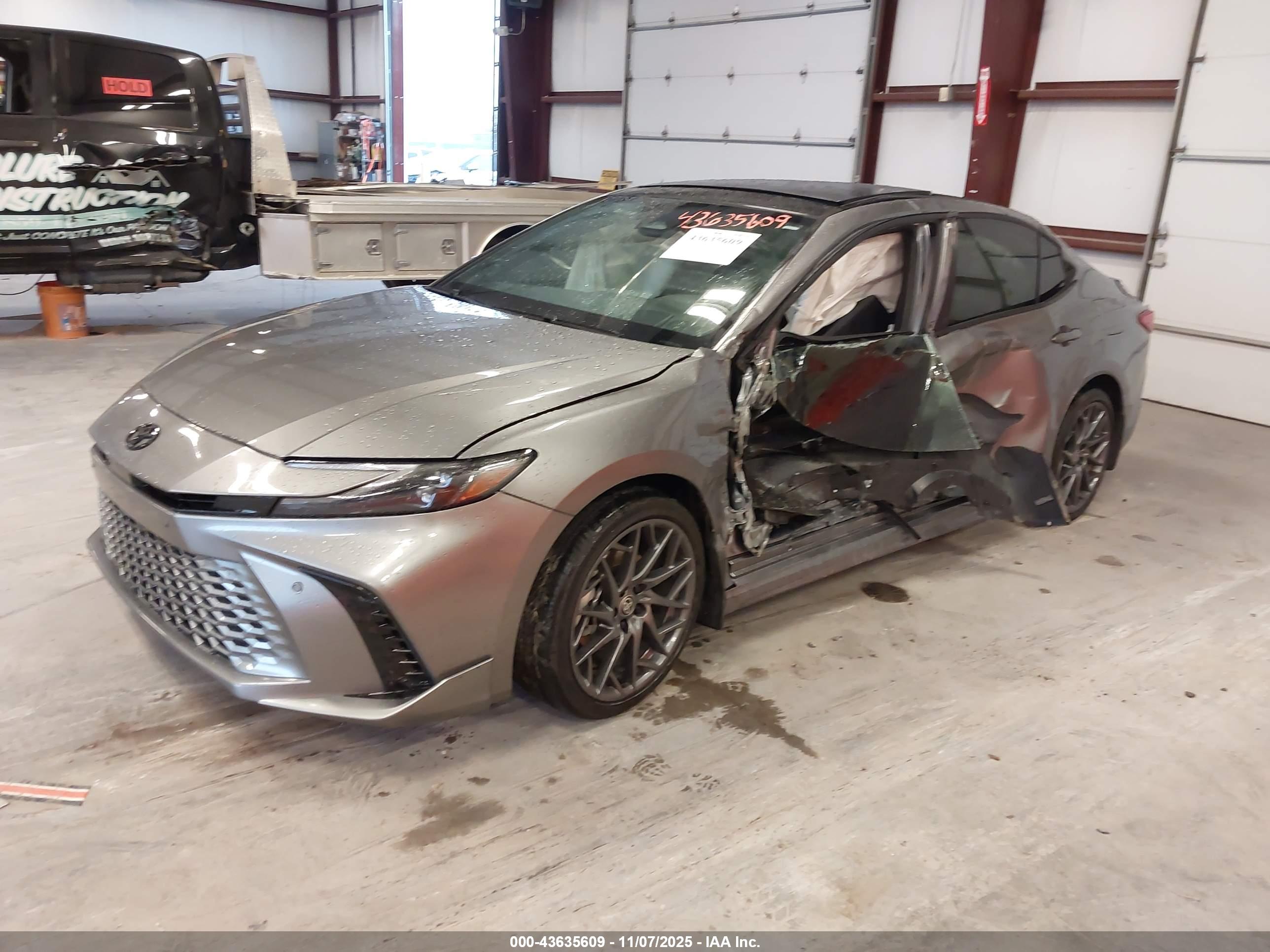 TOYOTA CAMRY image 2