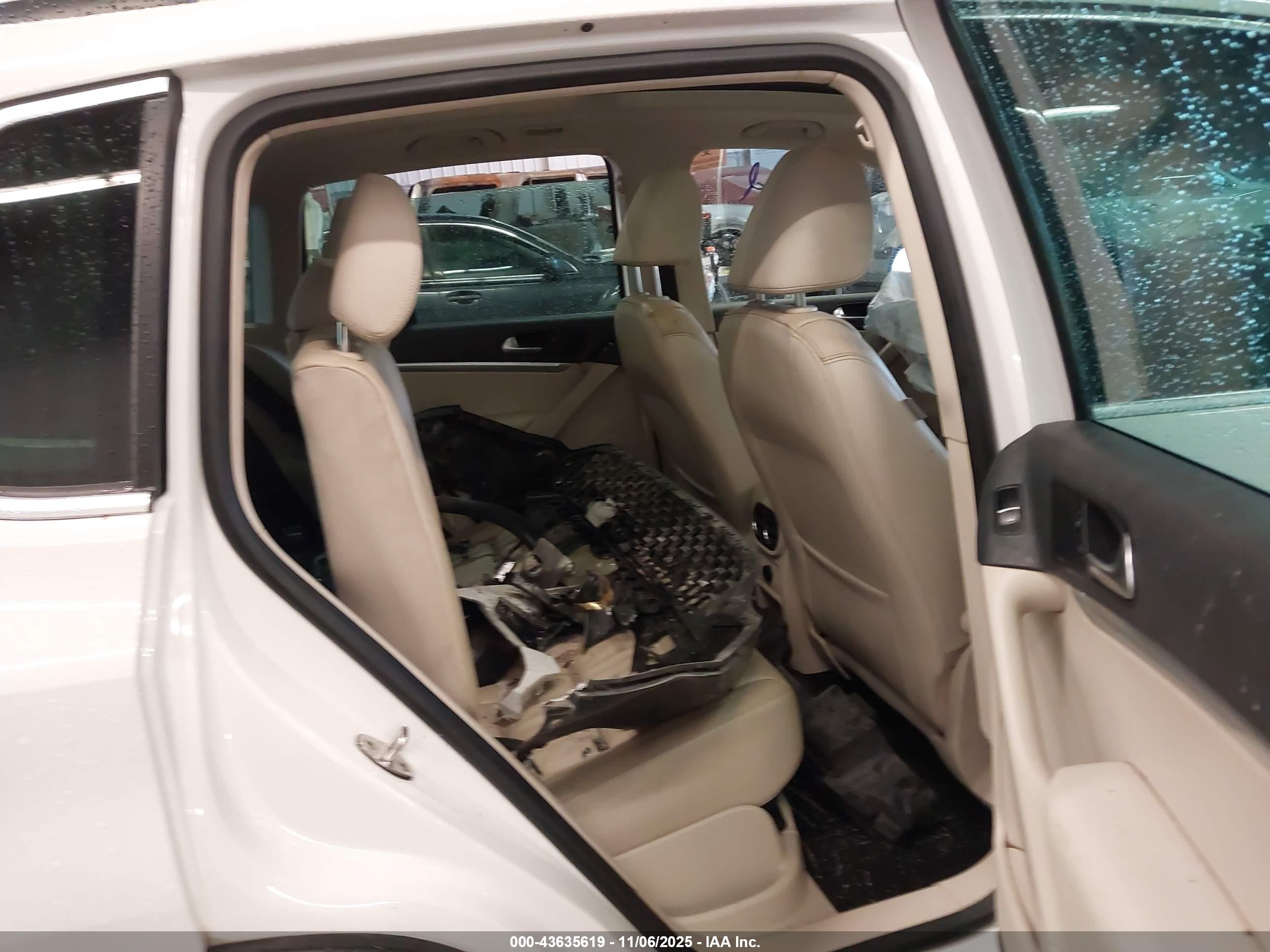 VOLKSWAGEN TIGUAN image 8
