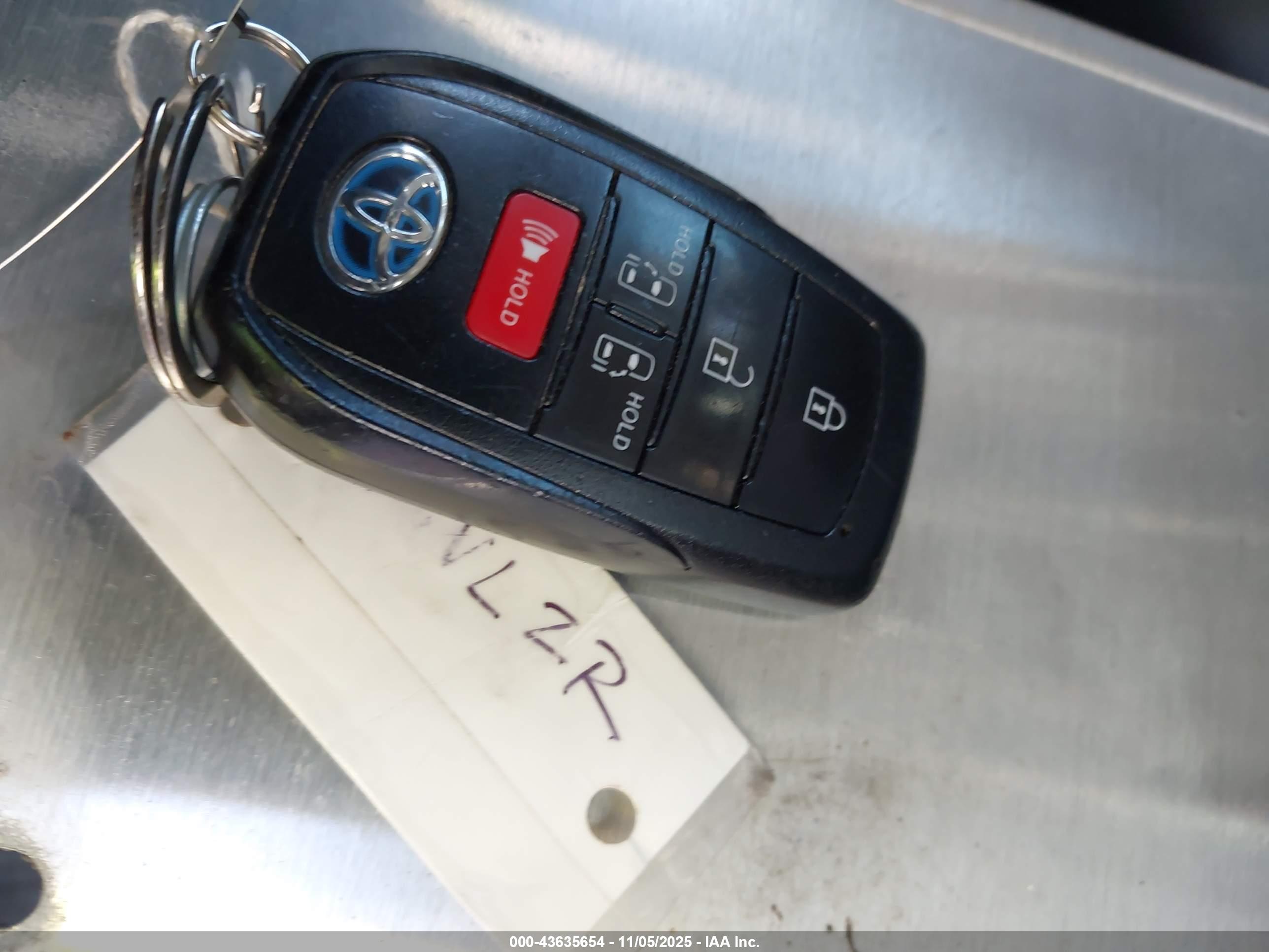 TOYOTA SIENNA image 11