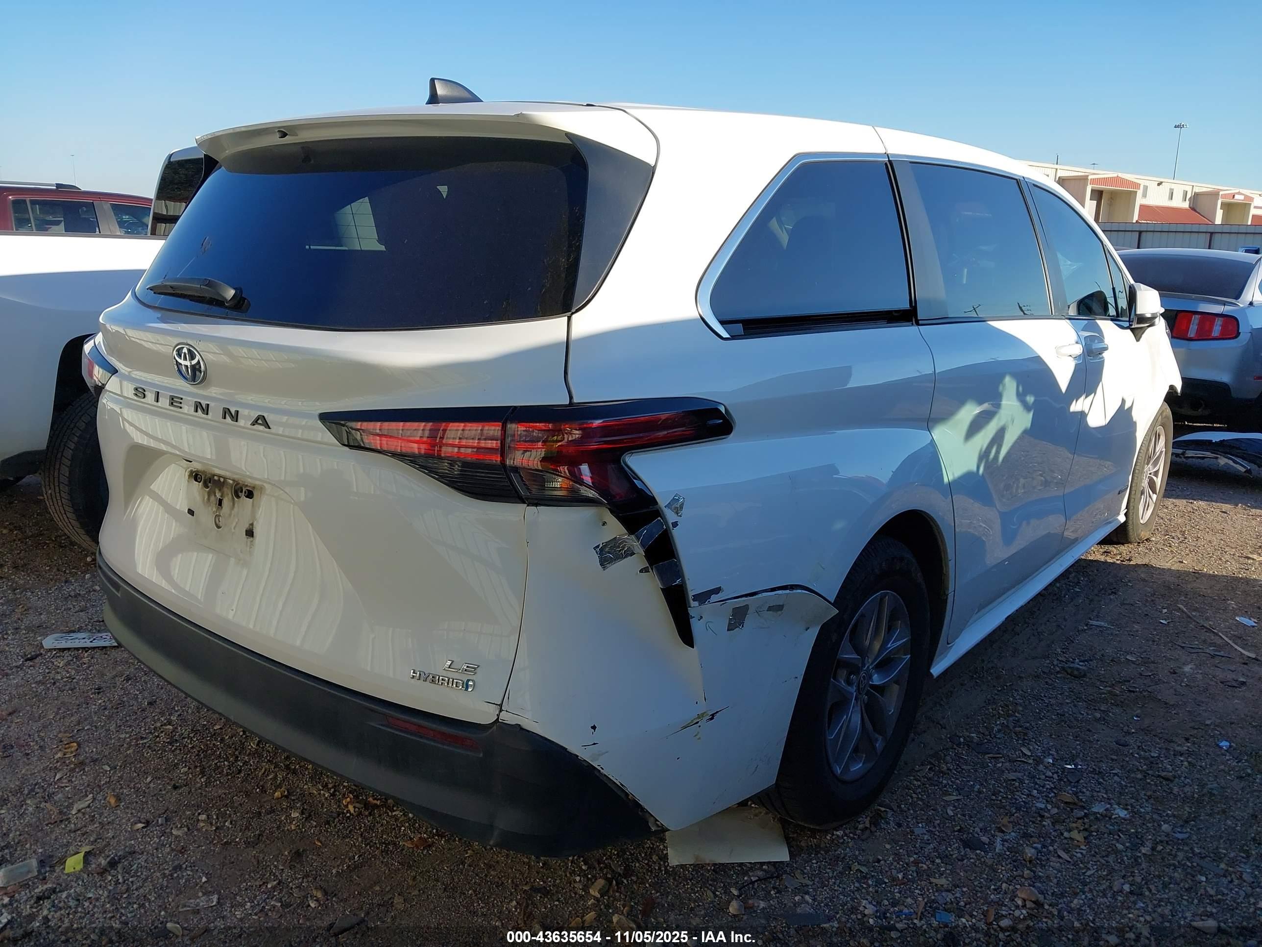 TOYOTA SIENNA image 4