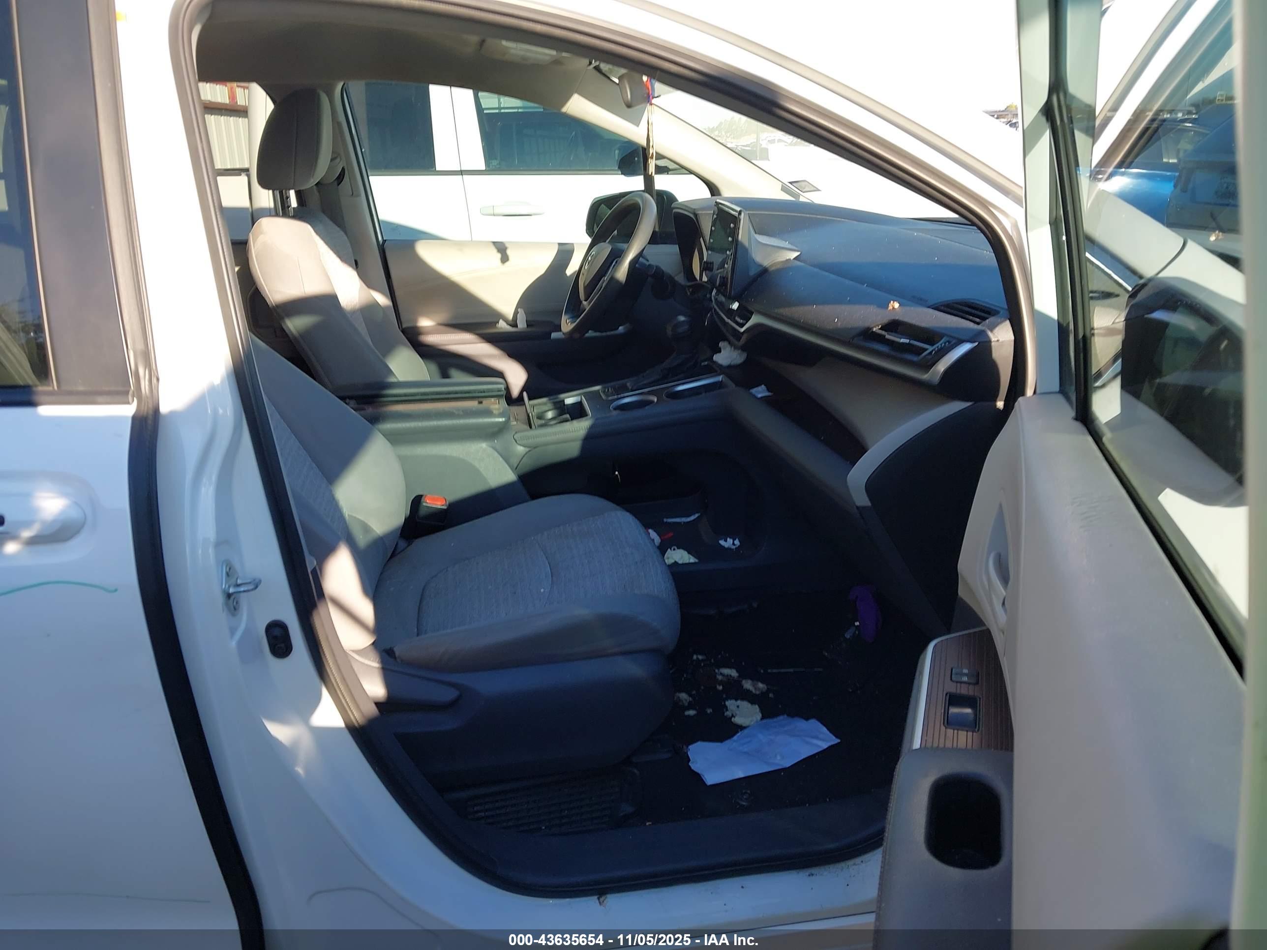 TOYOTA SIENNA image 5
