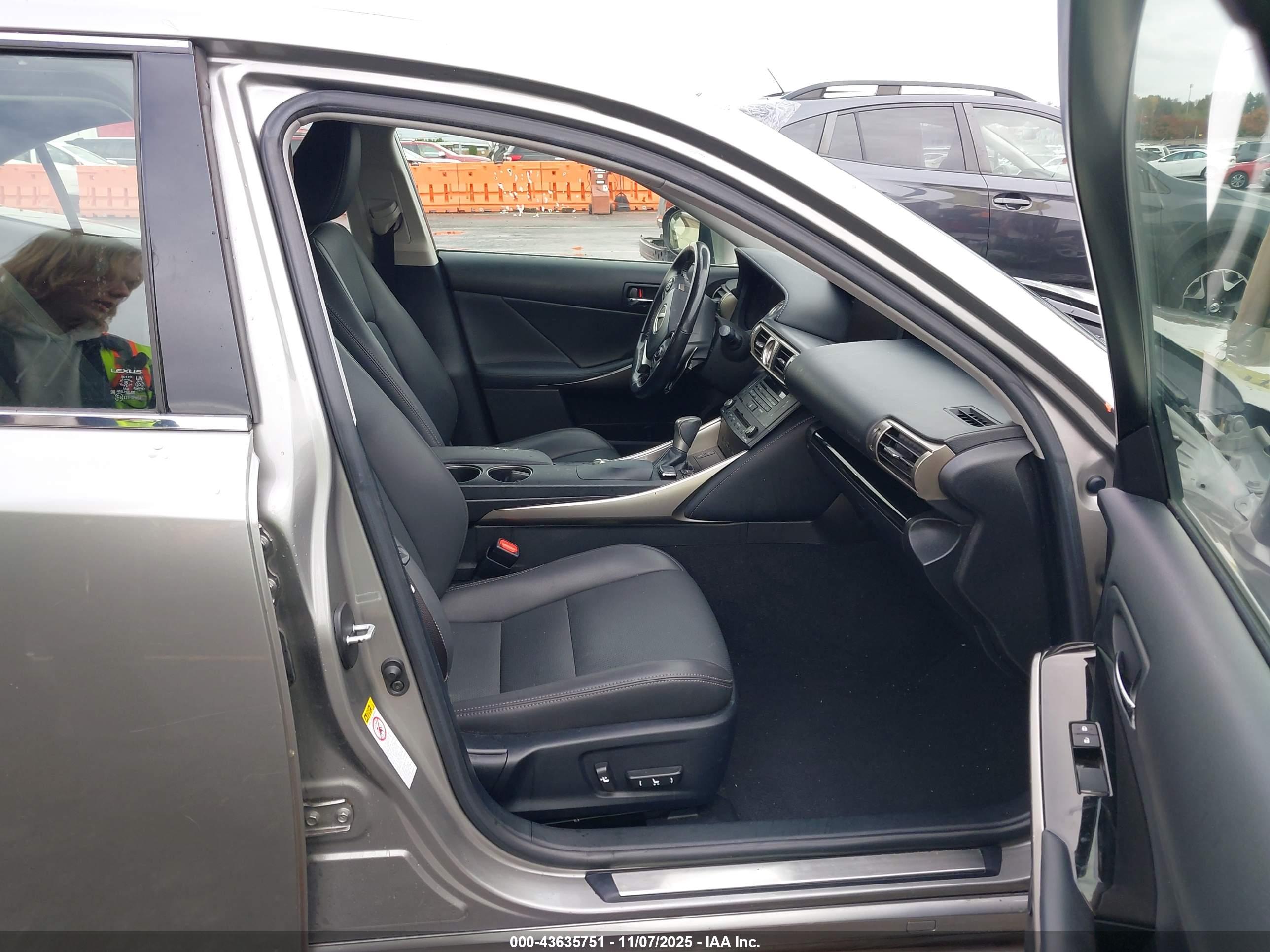 LEXUS IS image 5