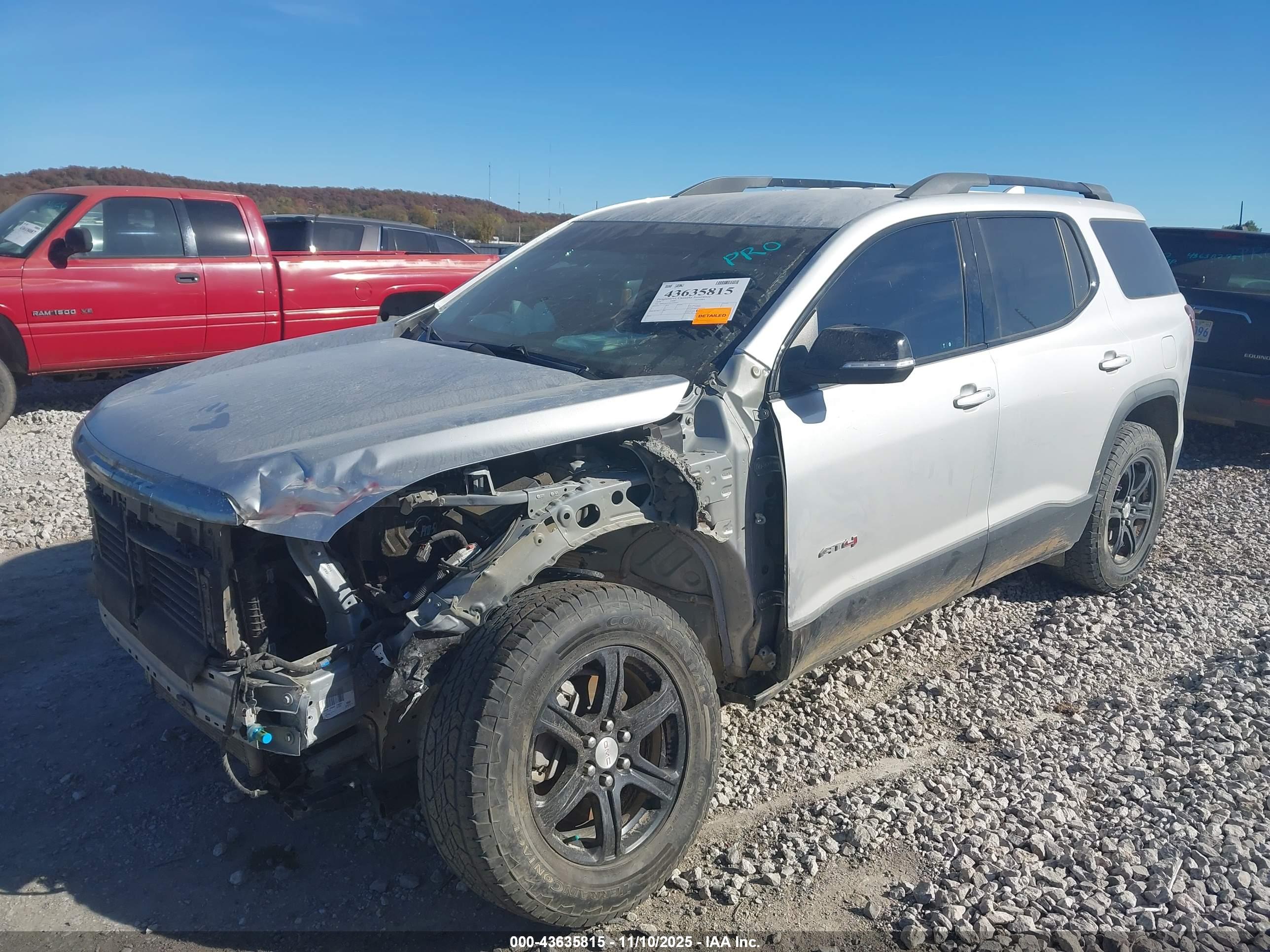 GMC ACADIA image 2