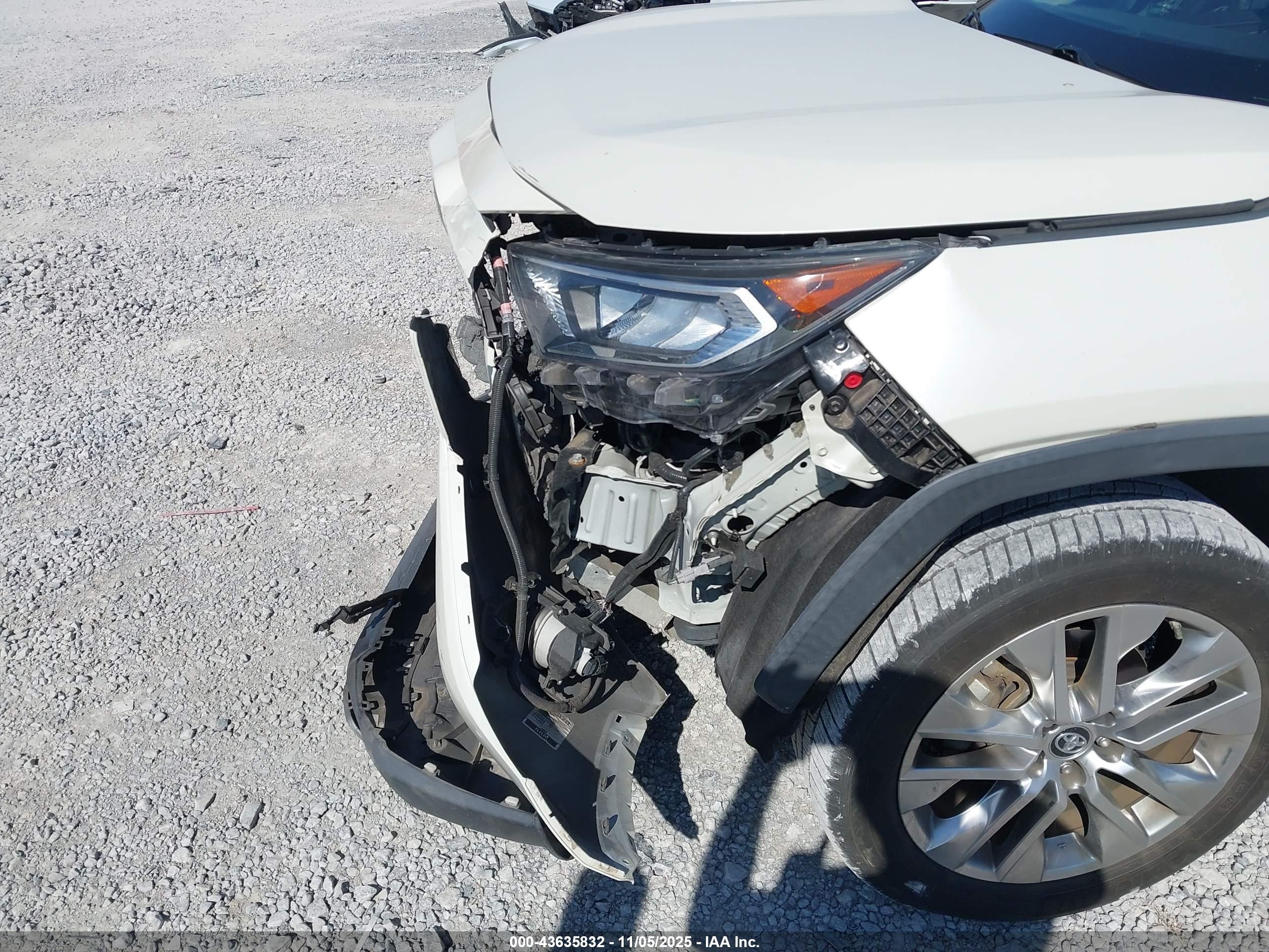 TOYOTA RAV4 image 6