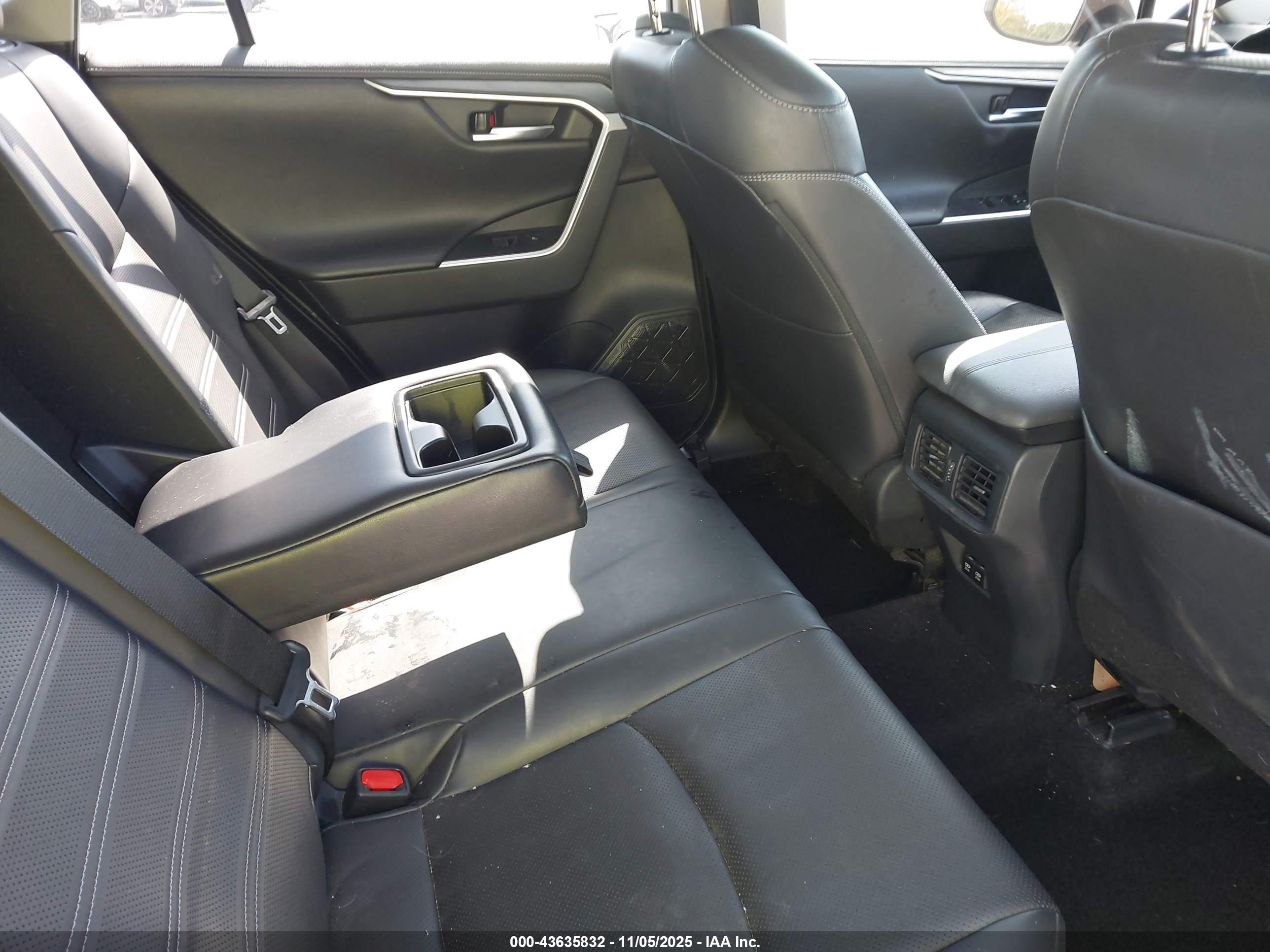 TOYOTA RAV4 image 8