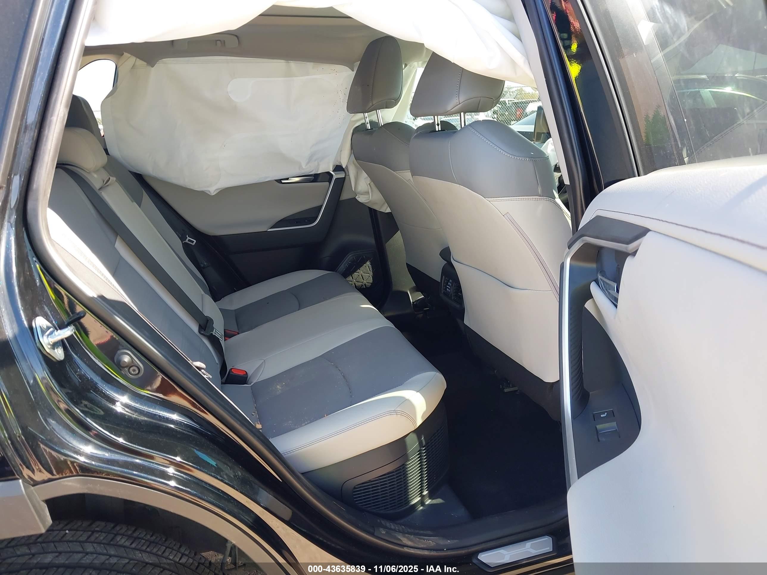 TOYOTA RAV4 image 8