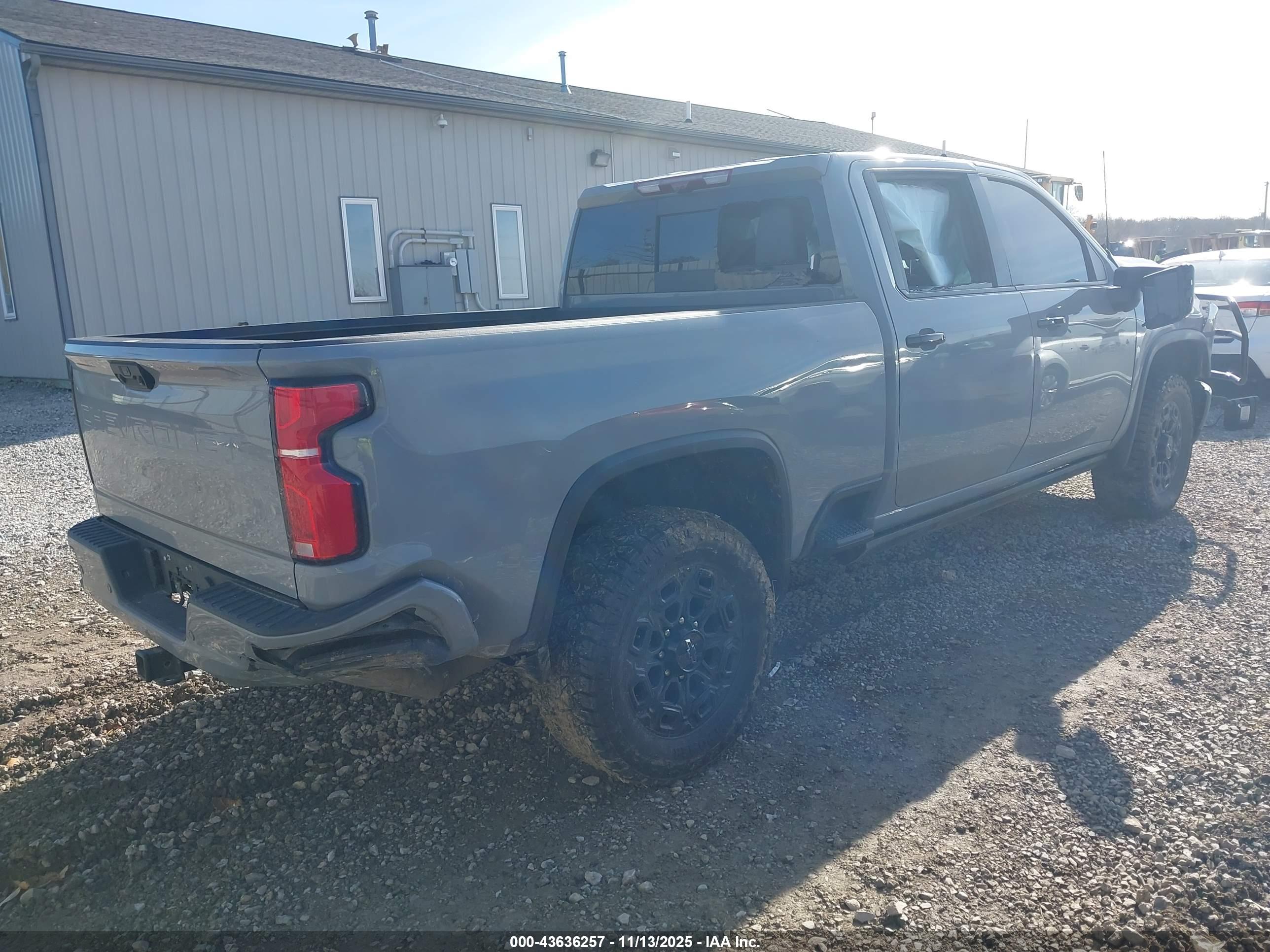 CHEVROLET SILVERADO image 4