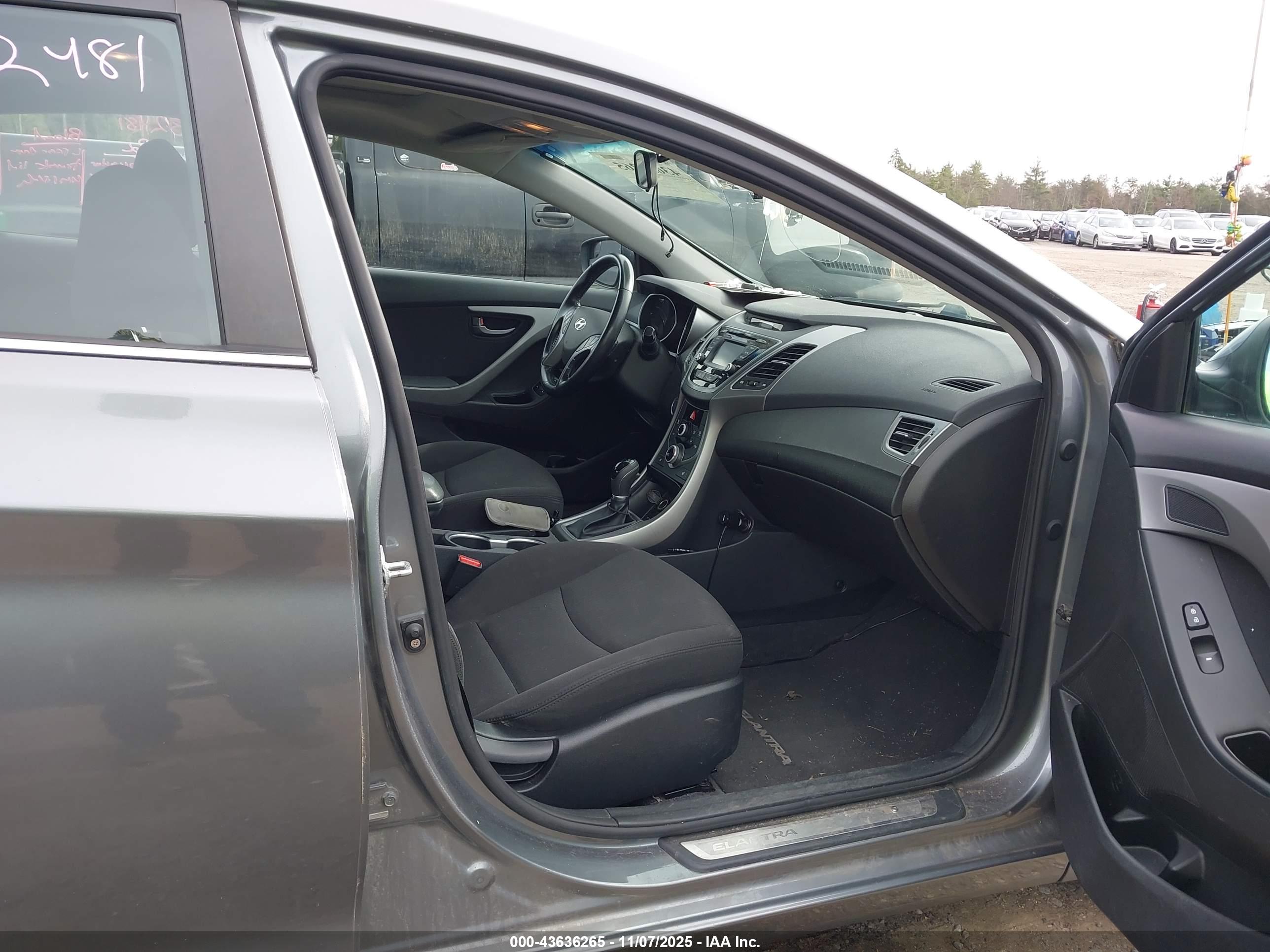 HYUNDAI ELANTRA image 5