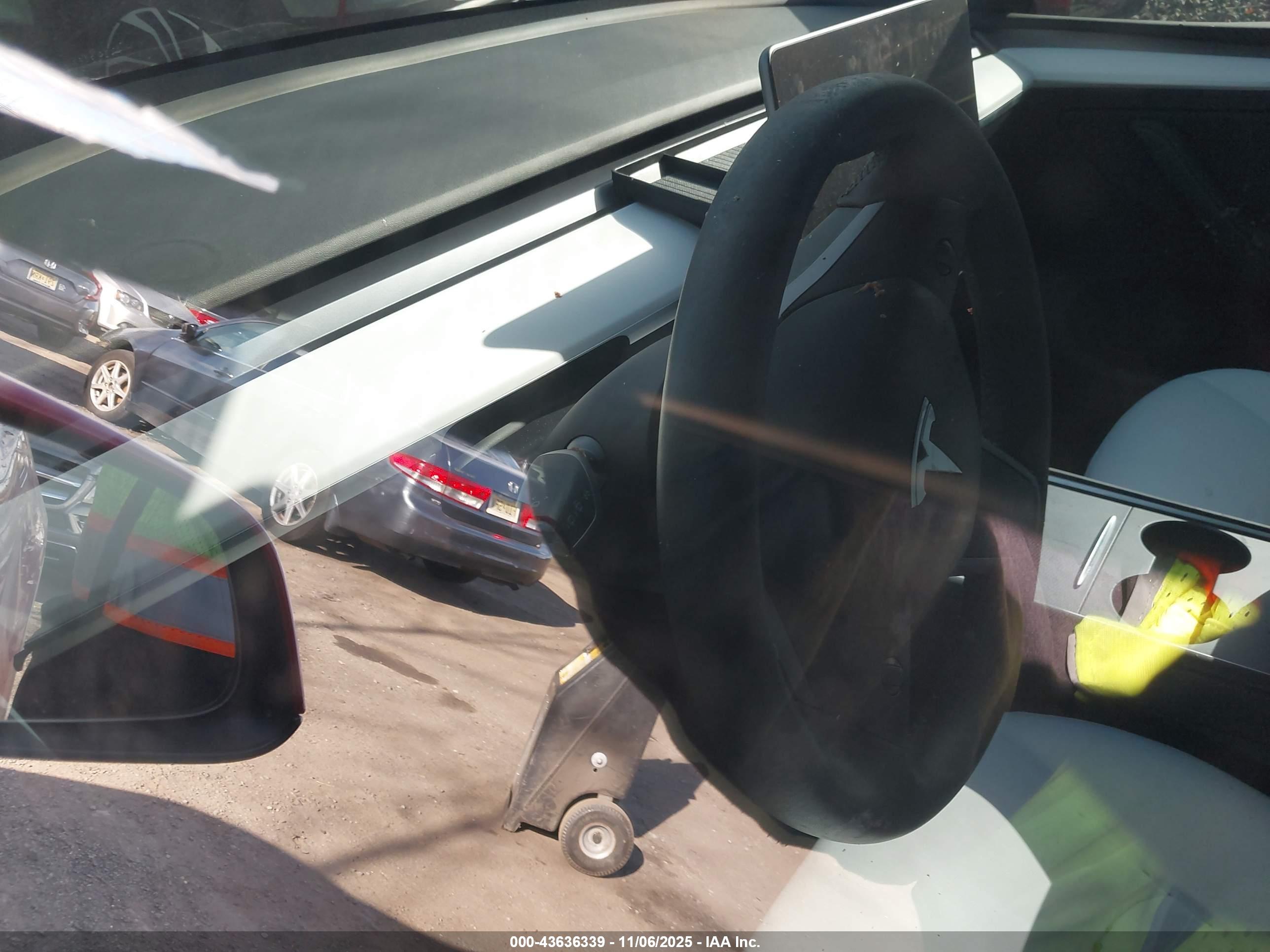 TESLA MODEL image 7