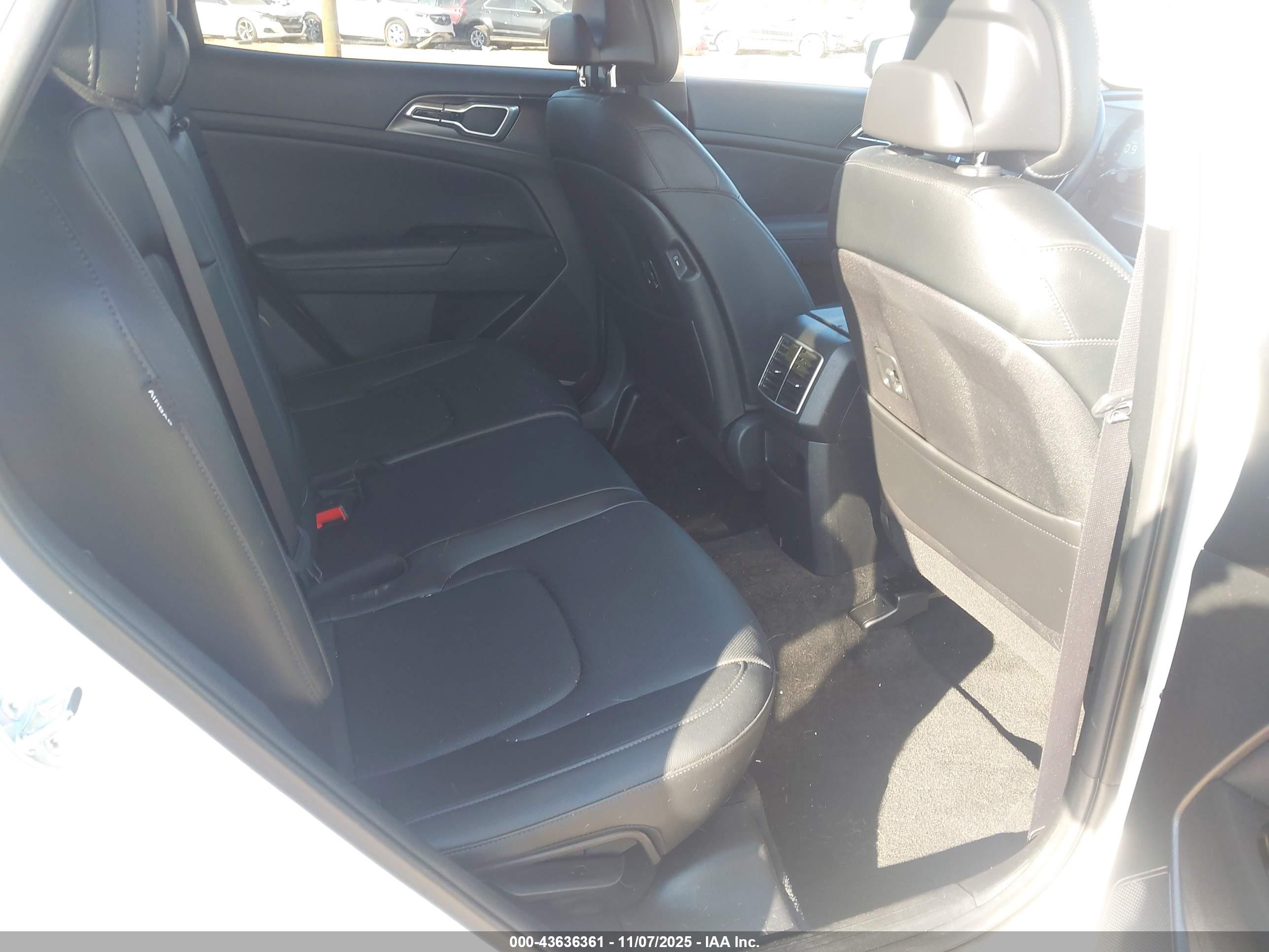 KIA SPORTAGE image 8