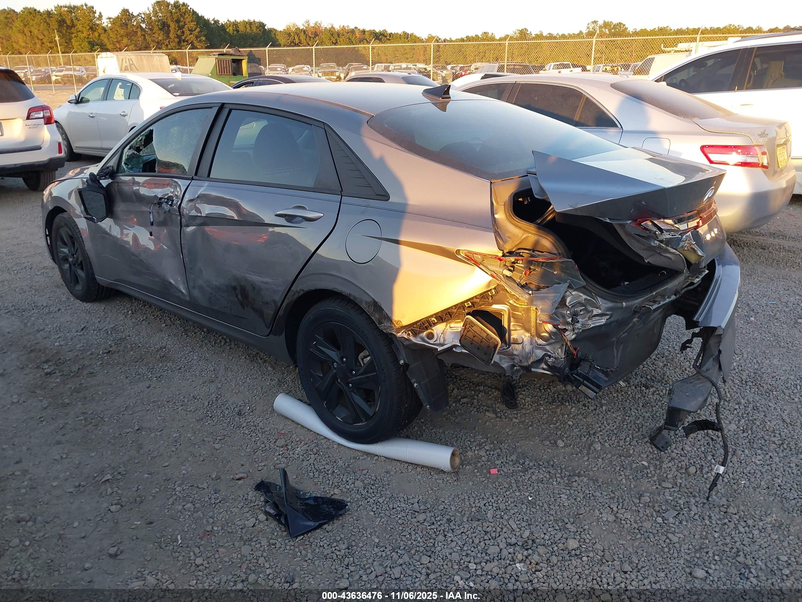 HYUNDAI ELANTRA image 3