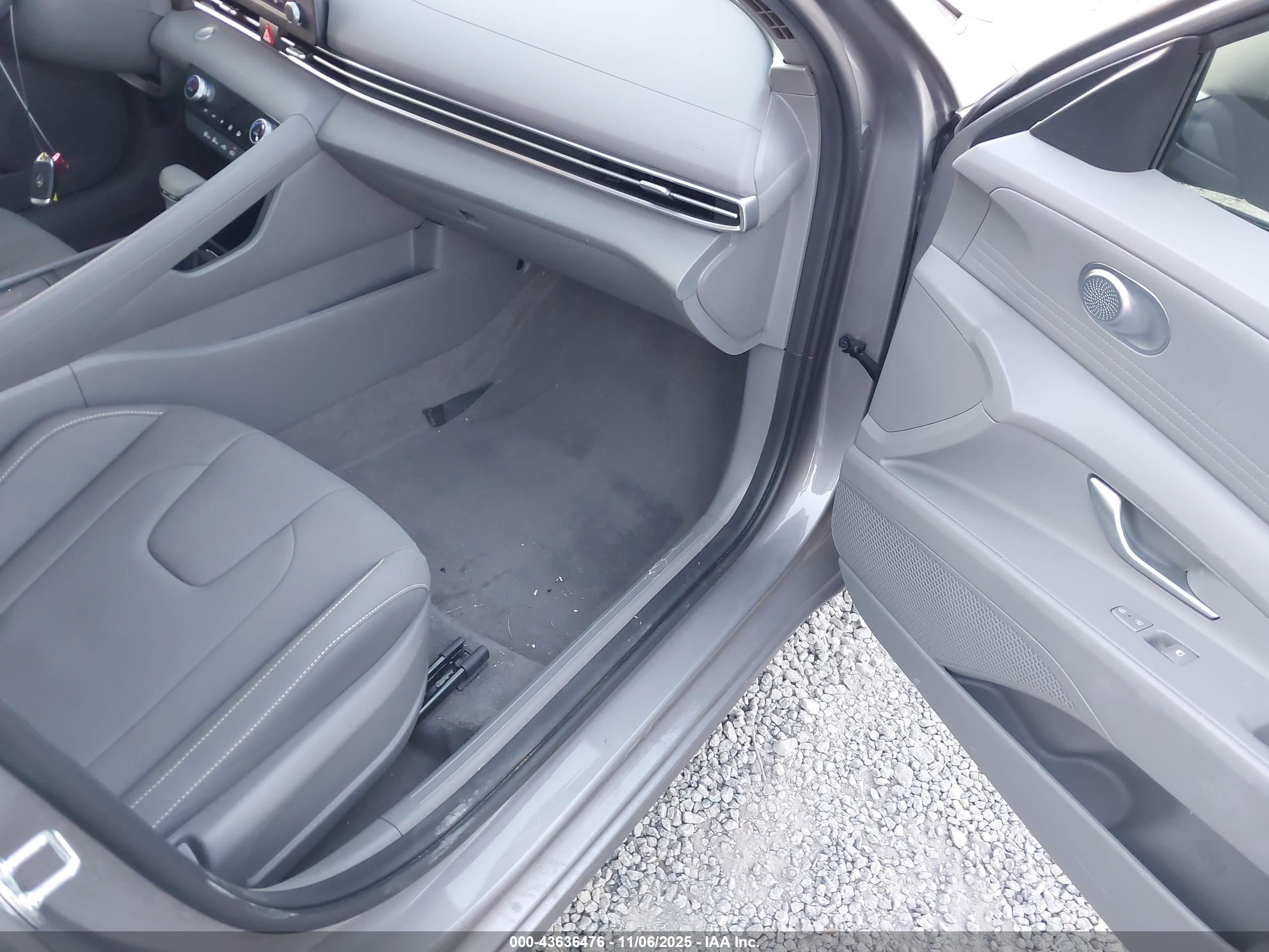 HYUNDAI ELANTRA image 5
