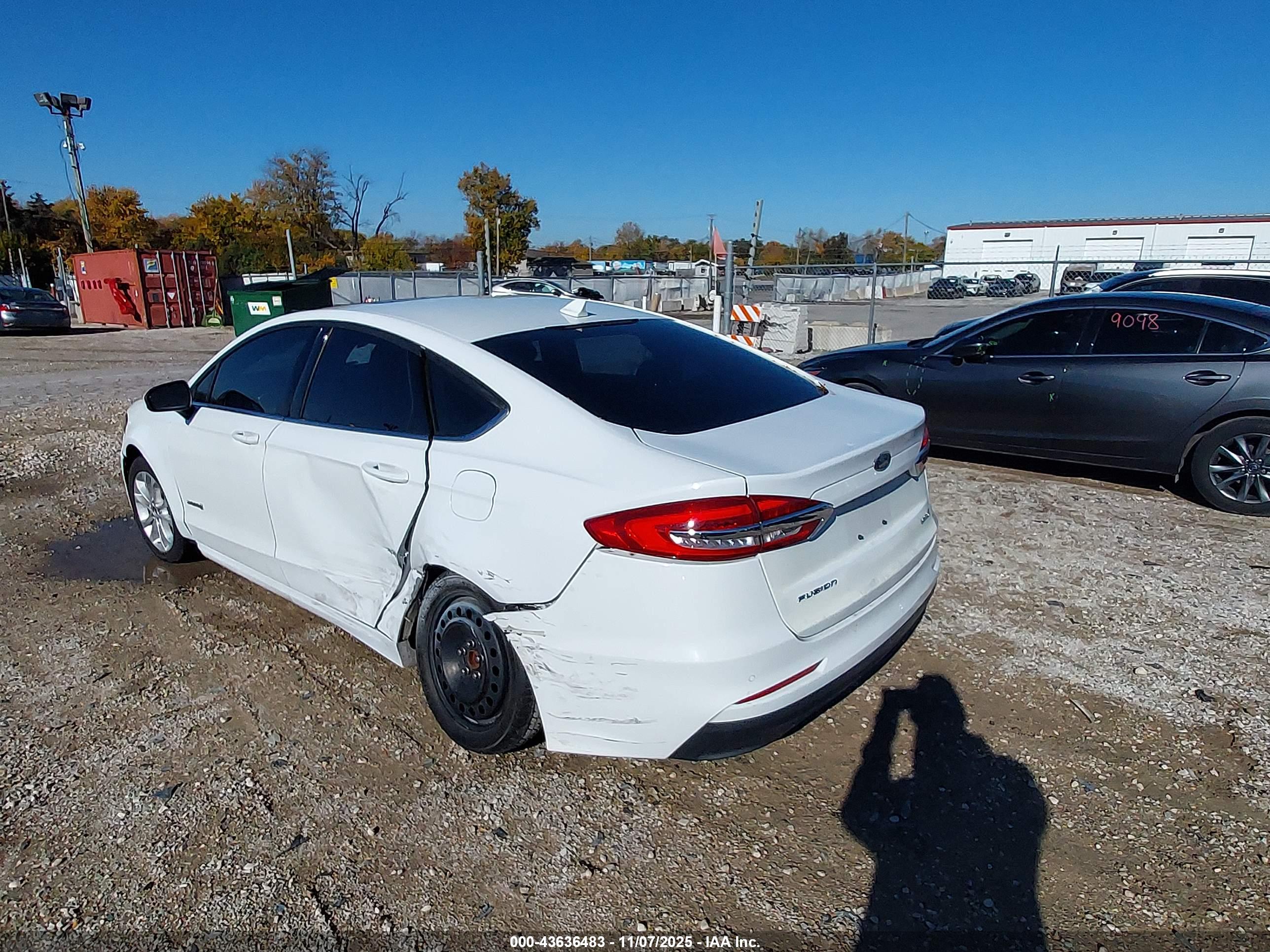 FORD FUSION image 3