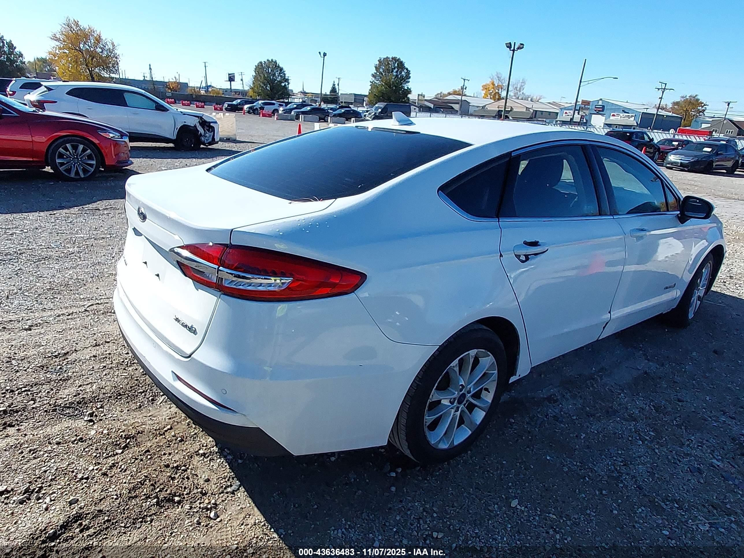 FORD FUSION image 4