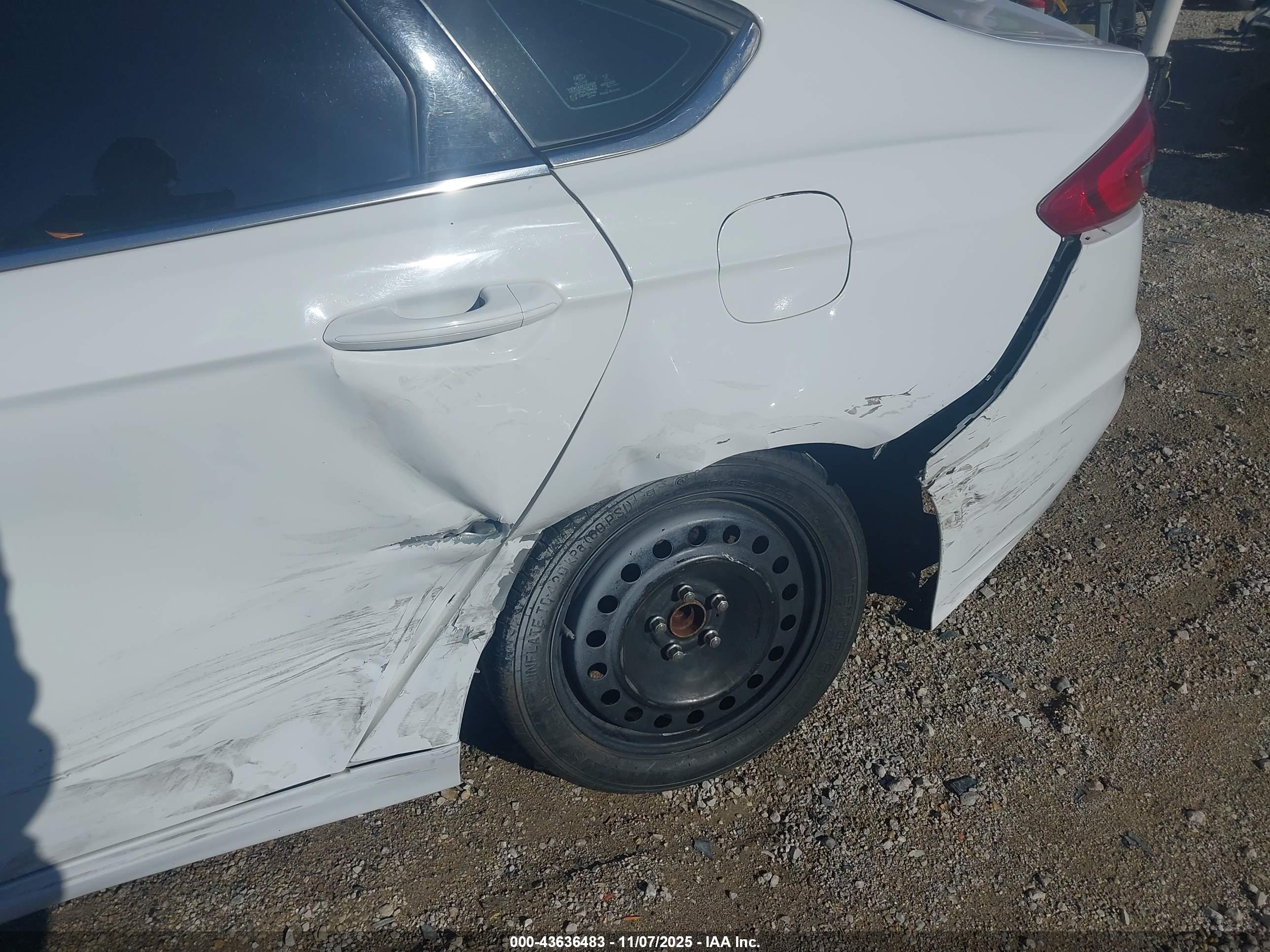 FORD FUSION image 6