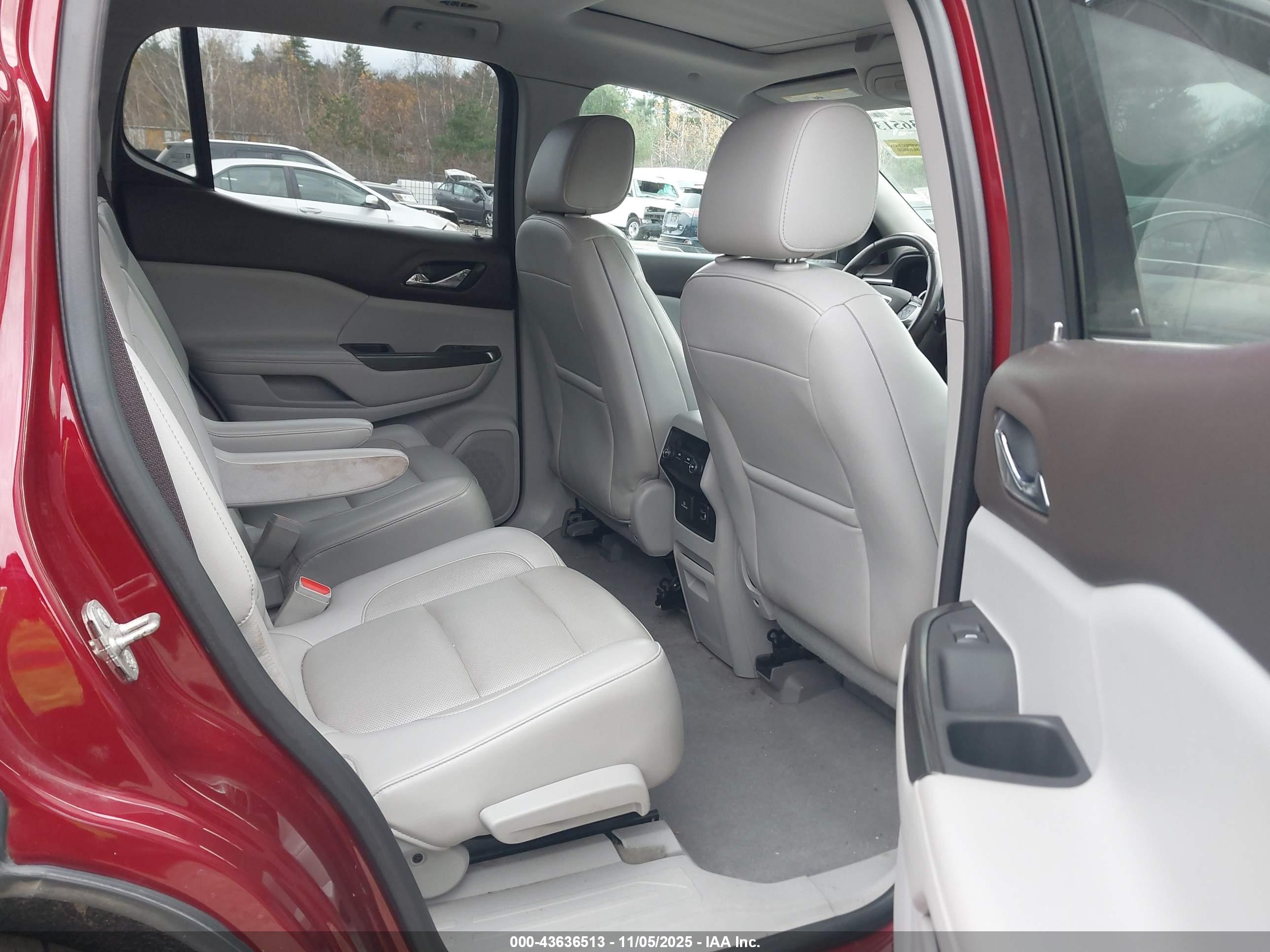 GMC ACADIA image 8