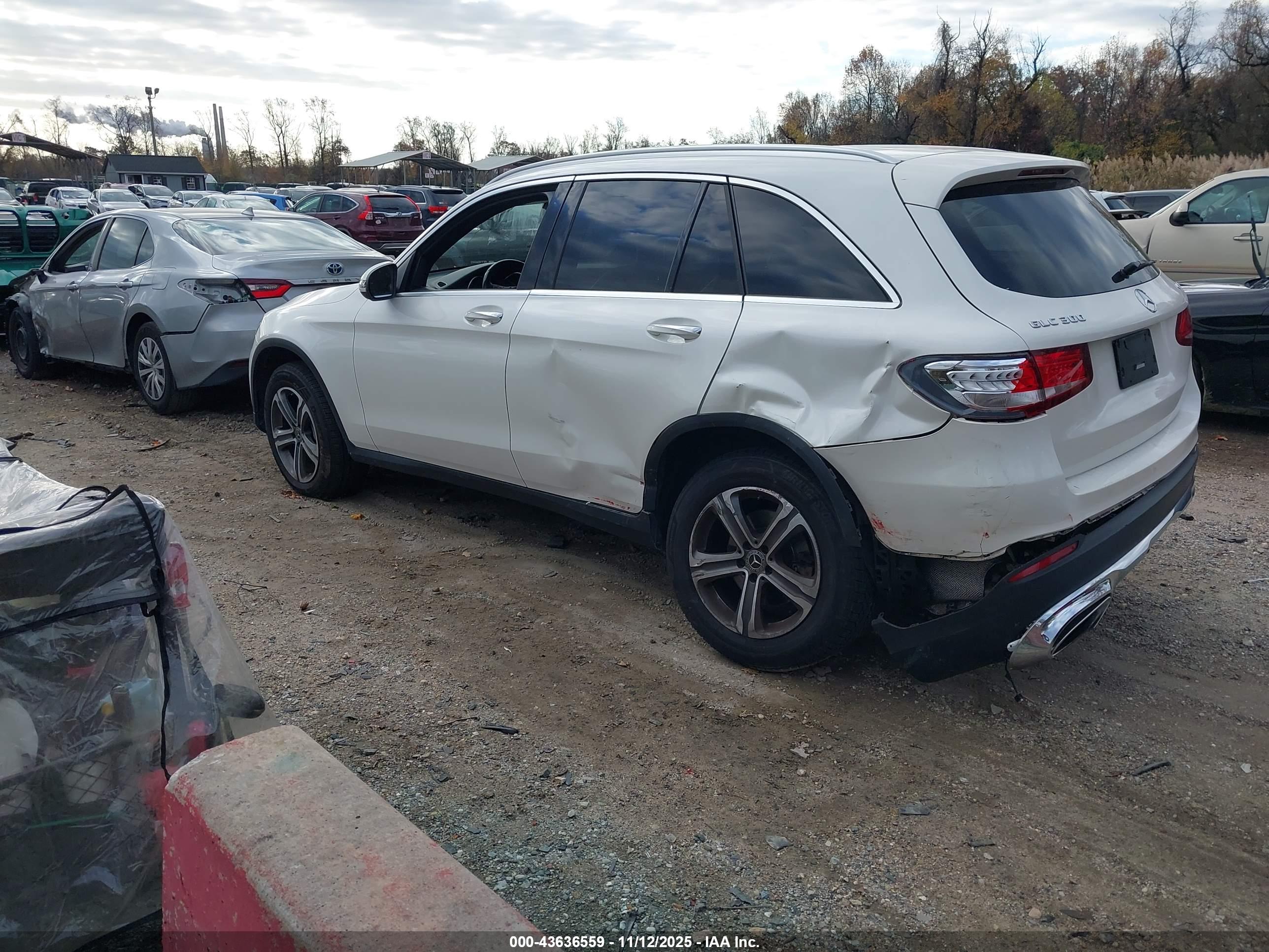 MERCEDES-BENZ GLC image 3