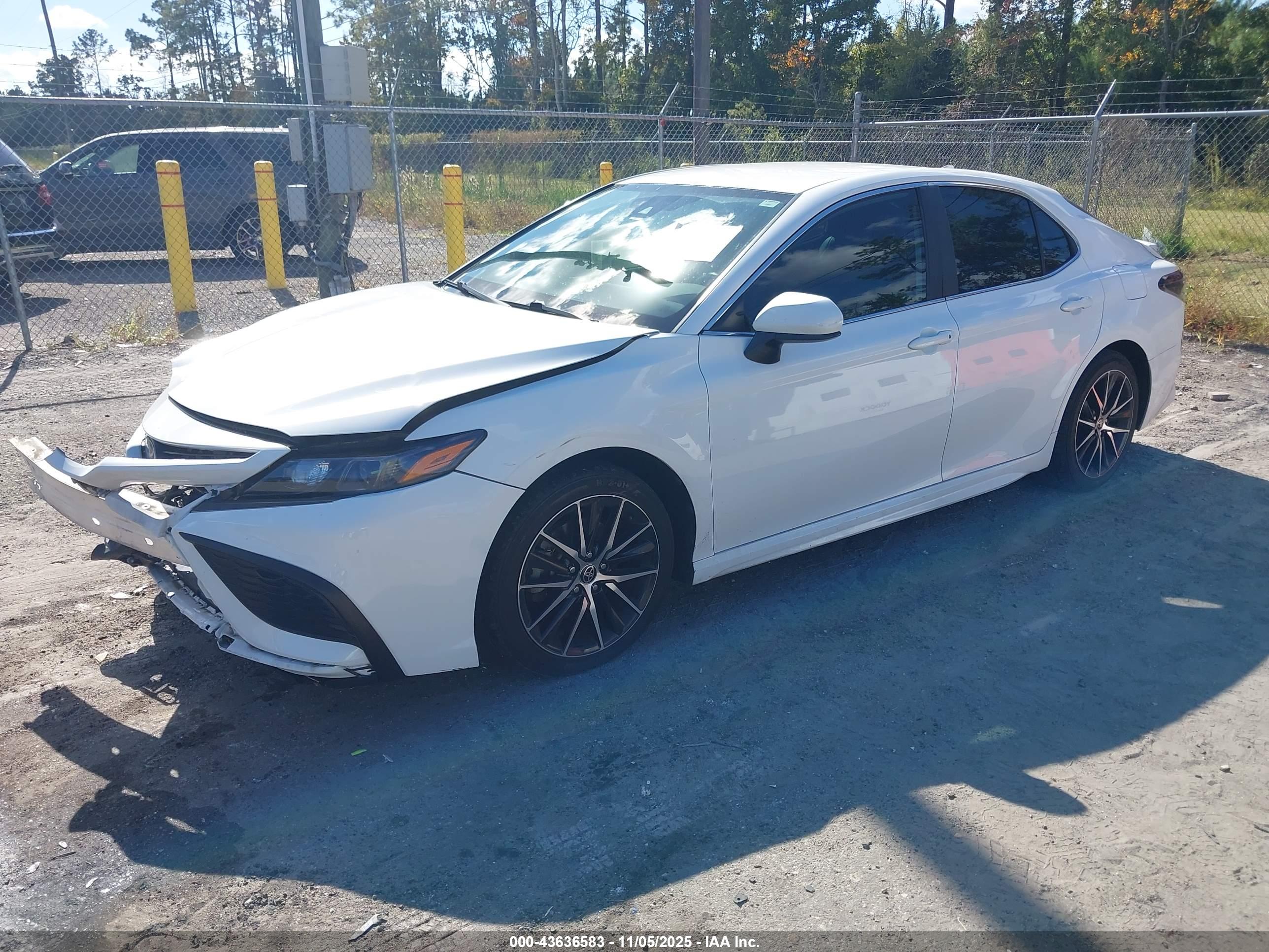TOYOTA CAMRY image 2