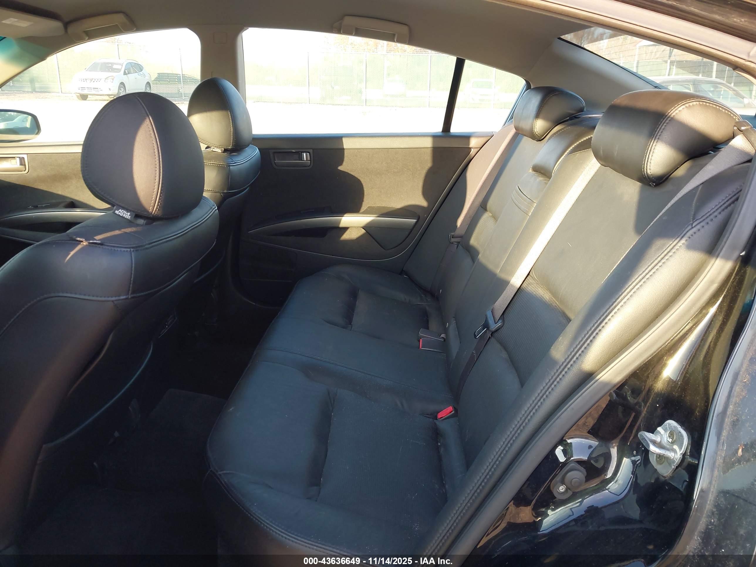 NISSAN MAXIMA image 8