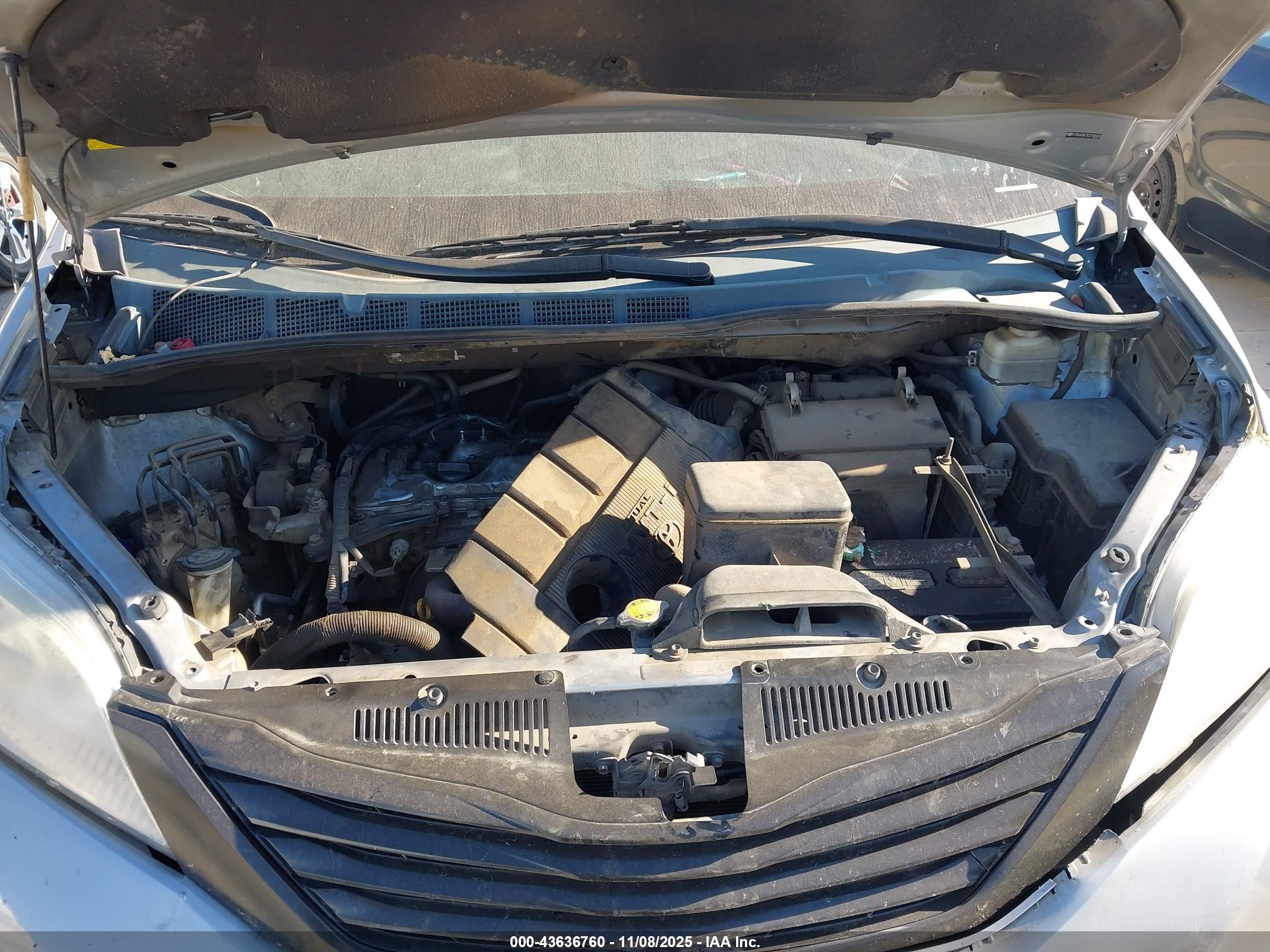 TOYOTA SIENNA image 10