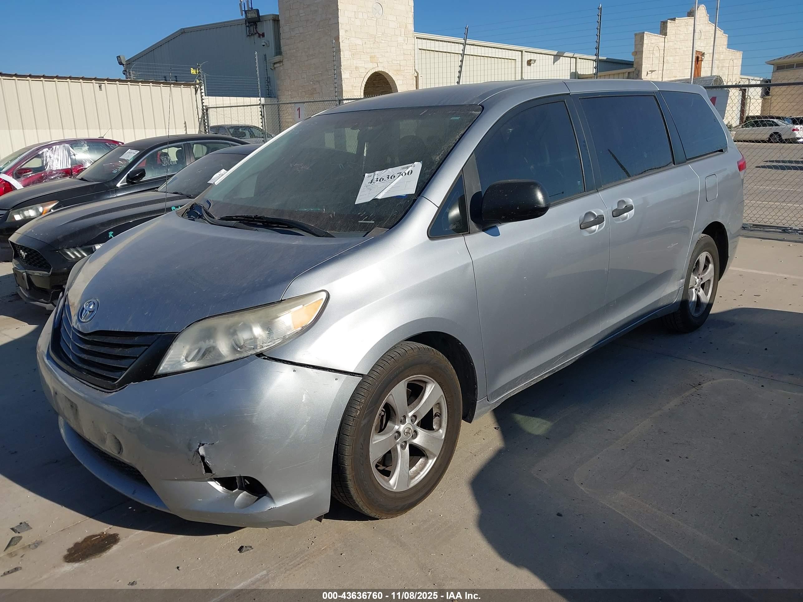 TOYOTA SIENNA image 2