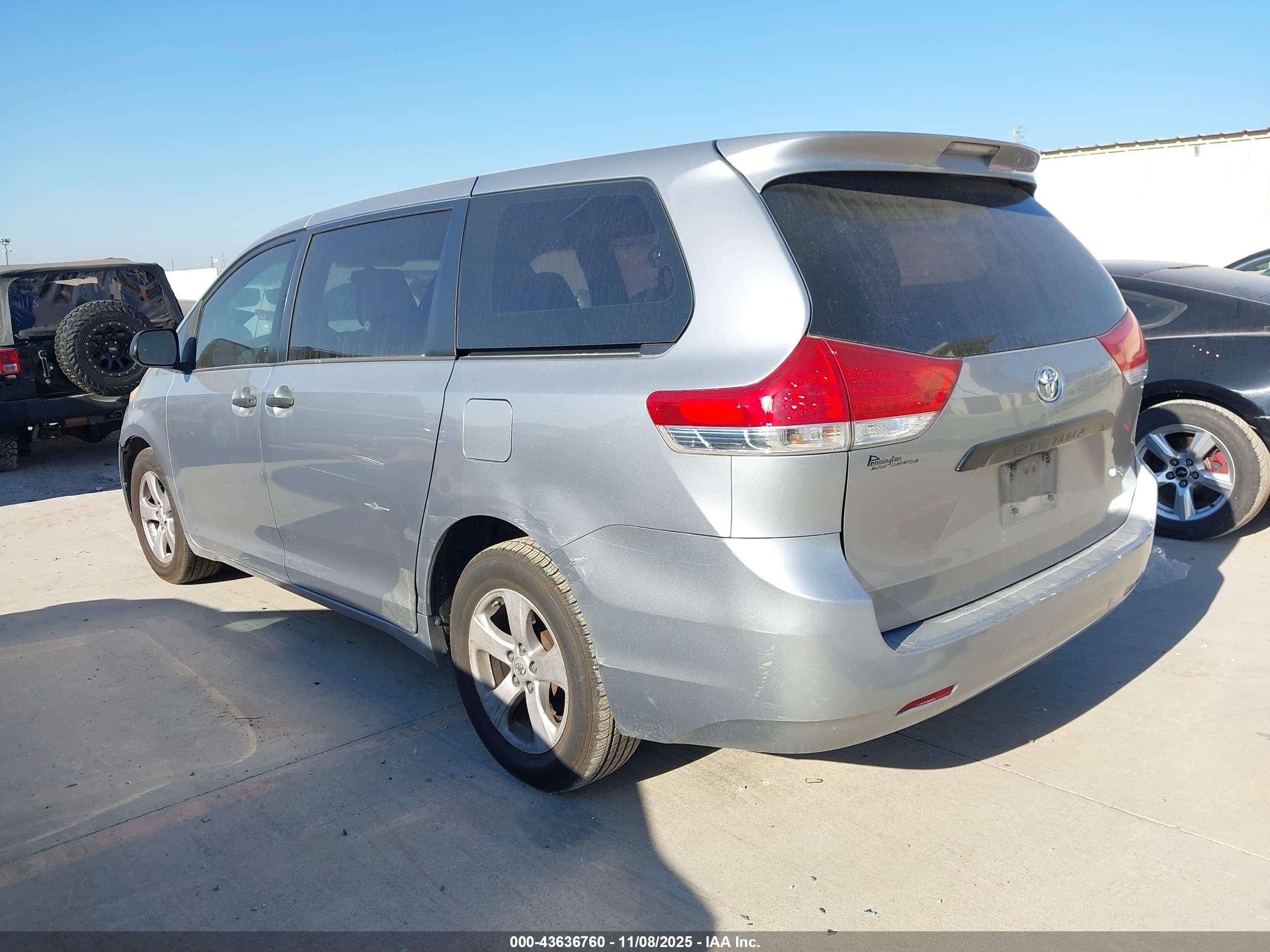TOYOTA SIENNA image 3