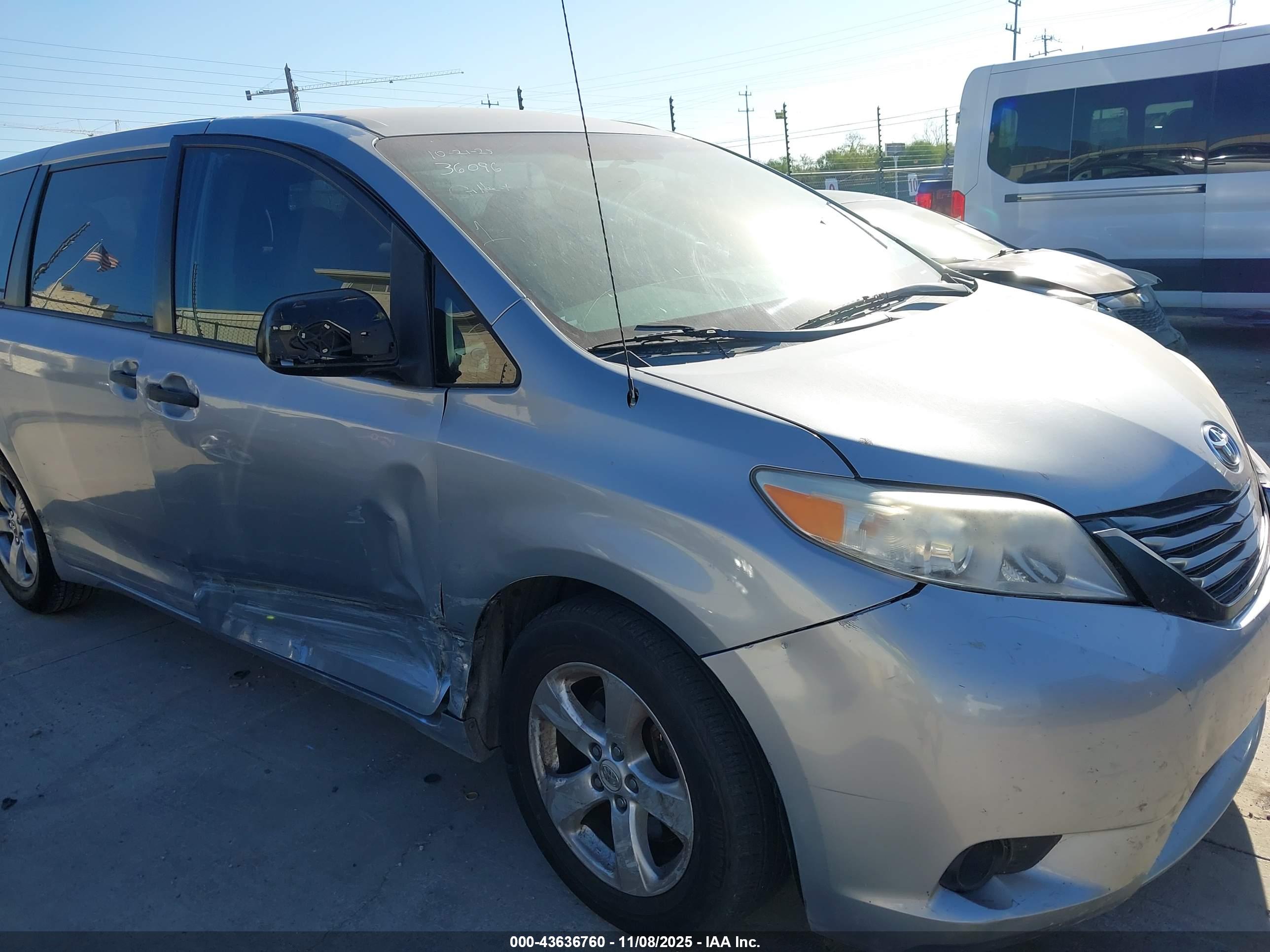 TOYOTA SIENNA image 6
