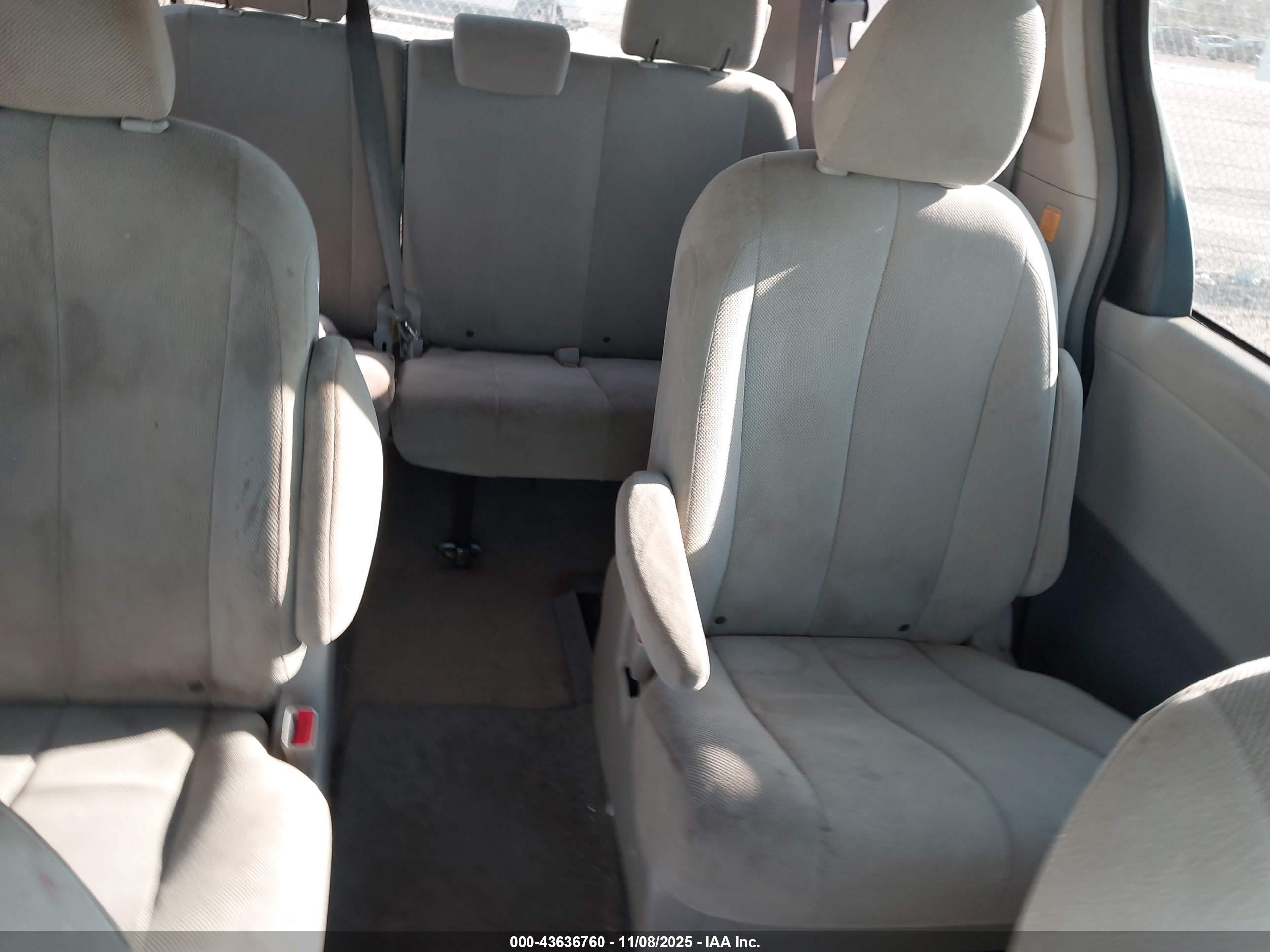 TOYOTA SIENNA image 8
