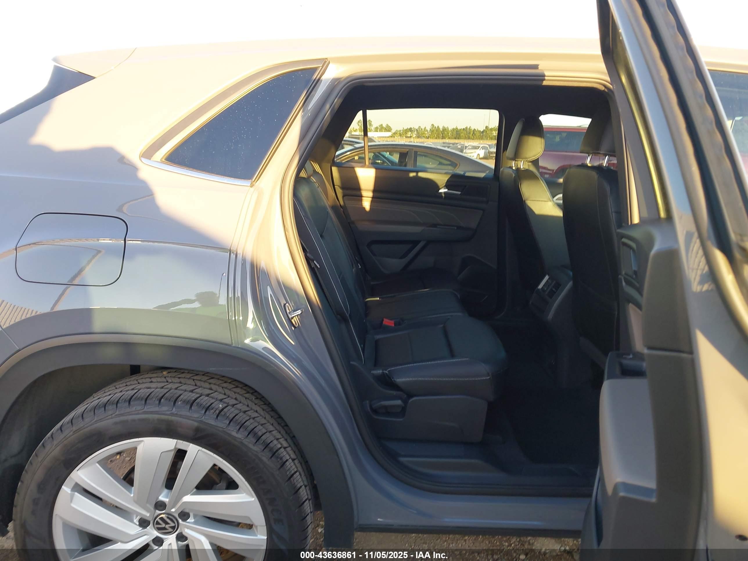 VOLKSWAGEN ATLAS image 8